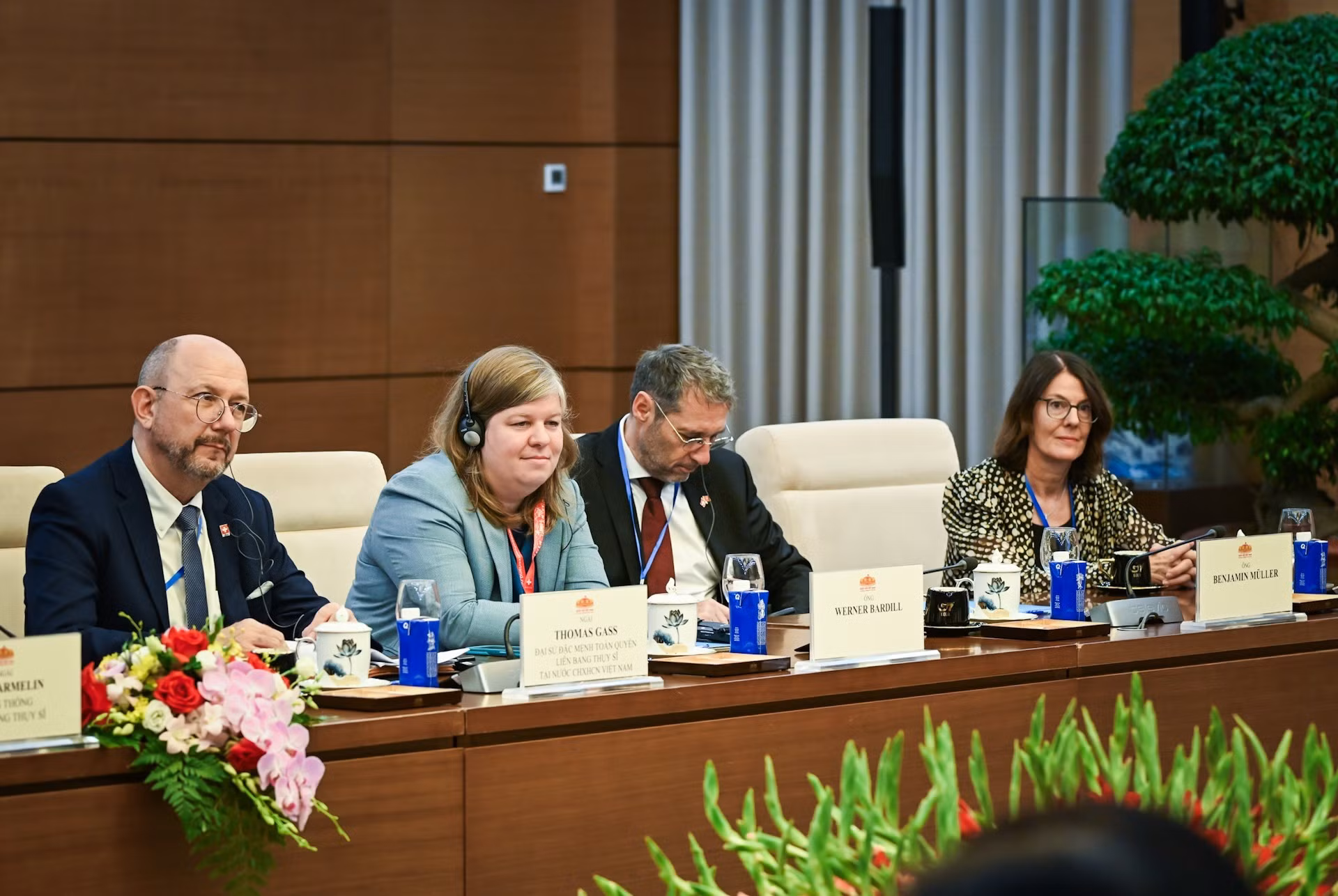 Los representantes suizos asisten al encuentro. (Foto: Duy Linh)