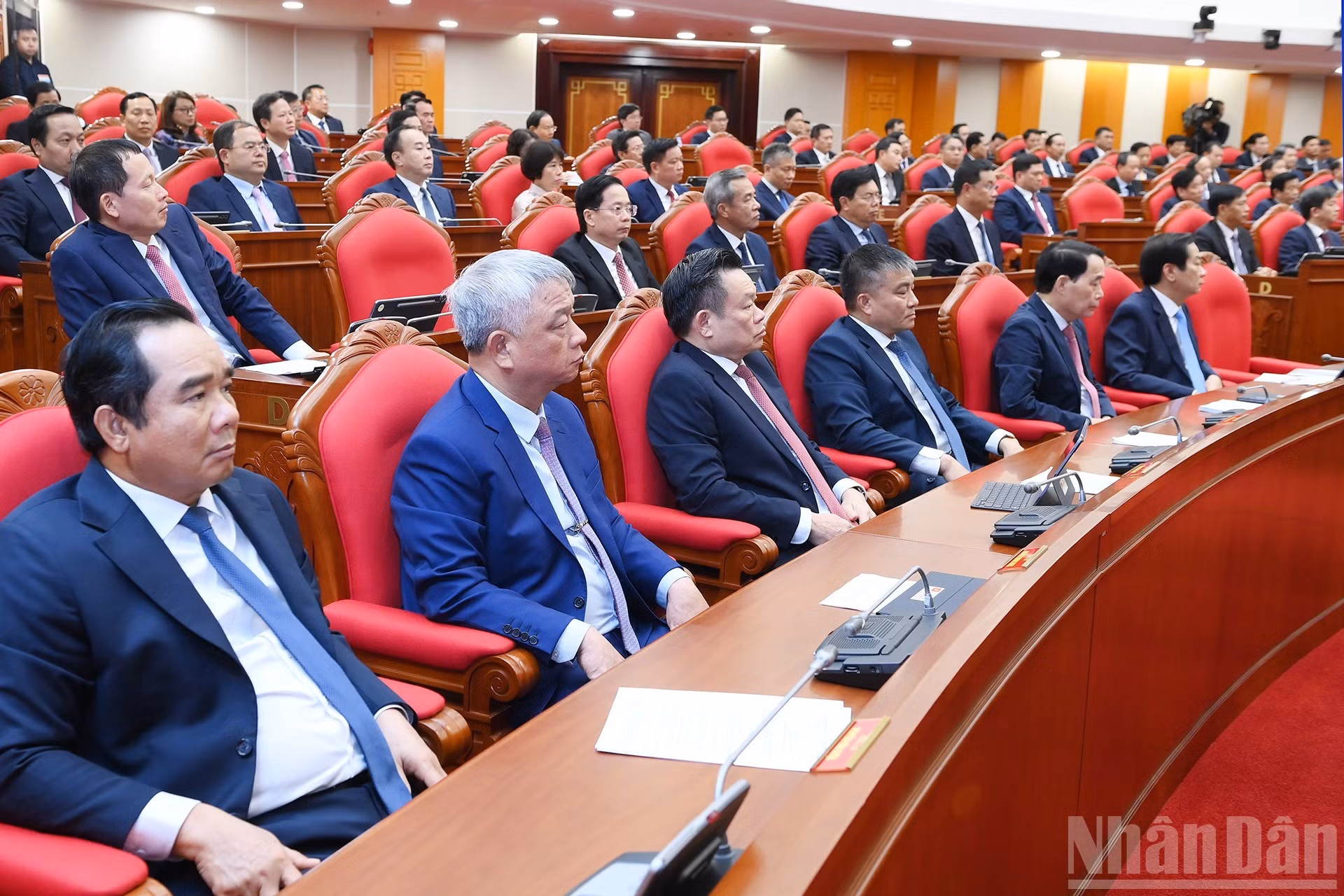Delegados asisten a la sesión de clausura.