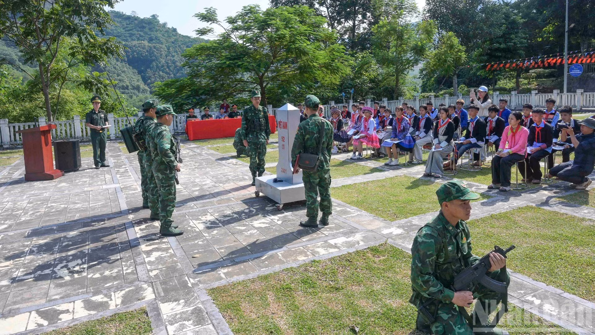 Un grupo de guardias fronterizos realiza una demostración de las operaciones de patrullaje y control ante los estudiantes. (Foto: CONG HAI)