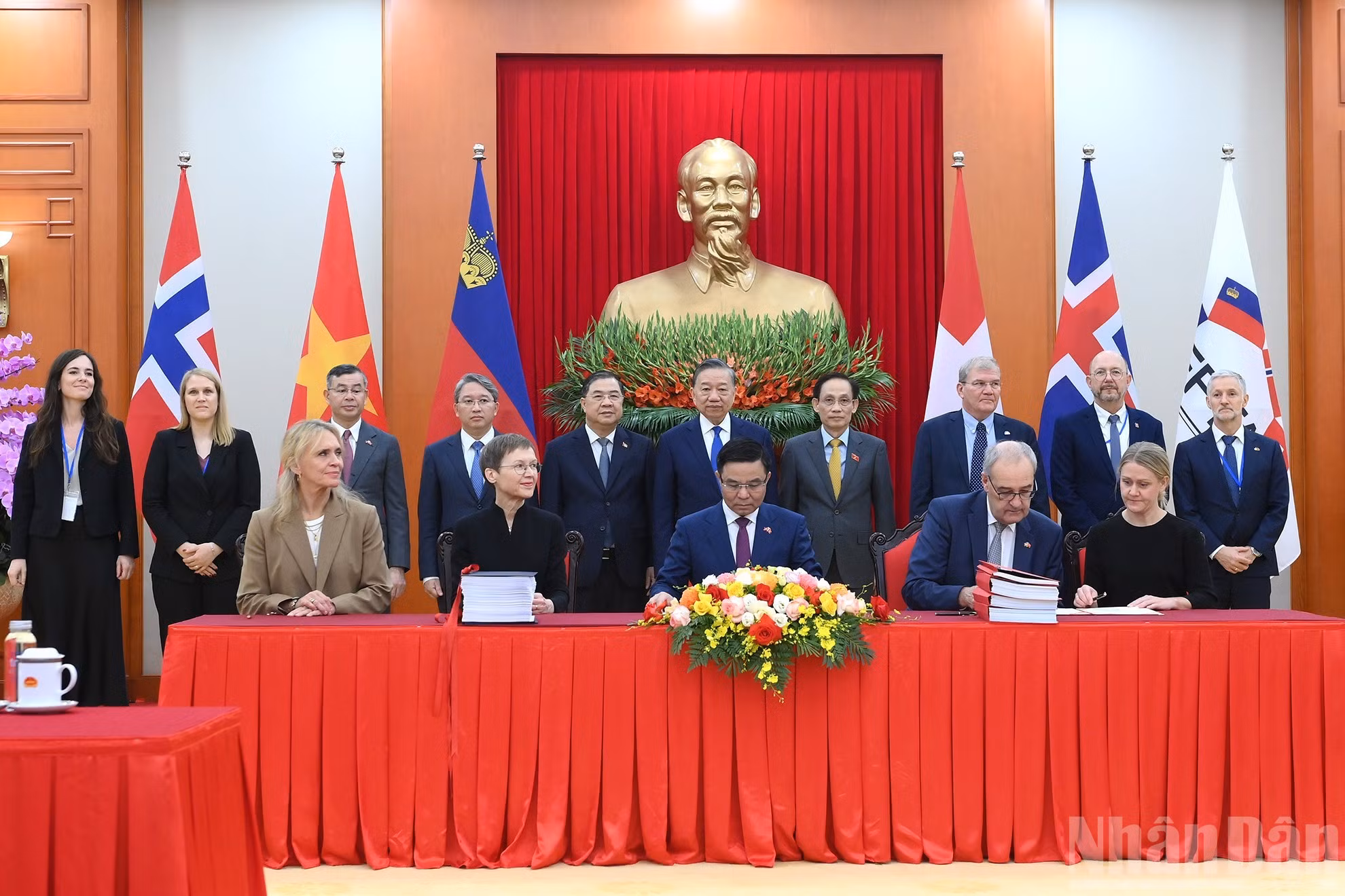 El secretario general del PCV y presidente de Vietnam, To Lam, y los delegados presencian la firma del Acuerdo de Libre Comercio entre Vietnam y la AELC (VEFTA). (Foto: Dang Khoa)
