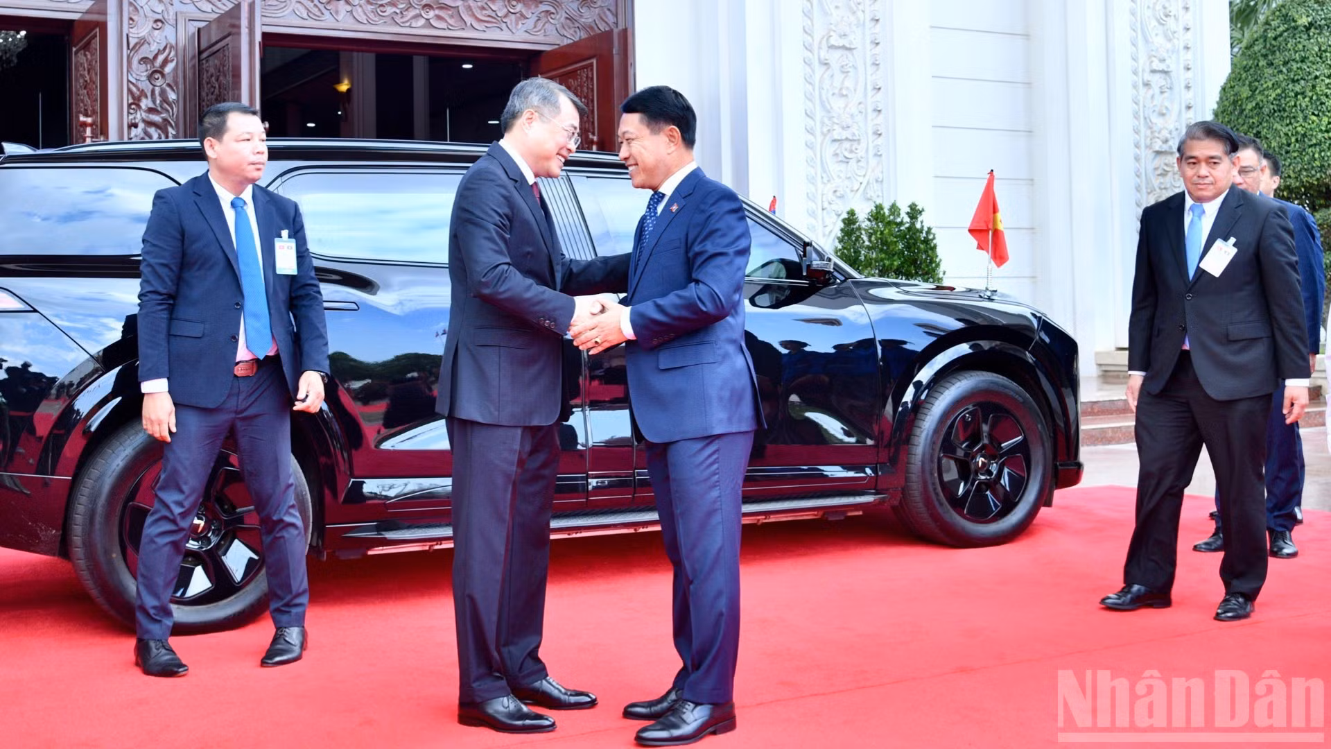 El primer ministro de Laos, Saleumxay Kommasith, da una cálida bienvenida a su homólogo vietnamita, Le Minh Hung, en la entrada de la sede del Gobierno laosiano. (Foto: THANH GIANG)