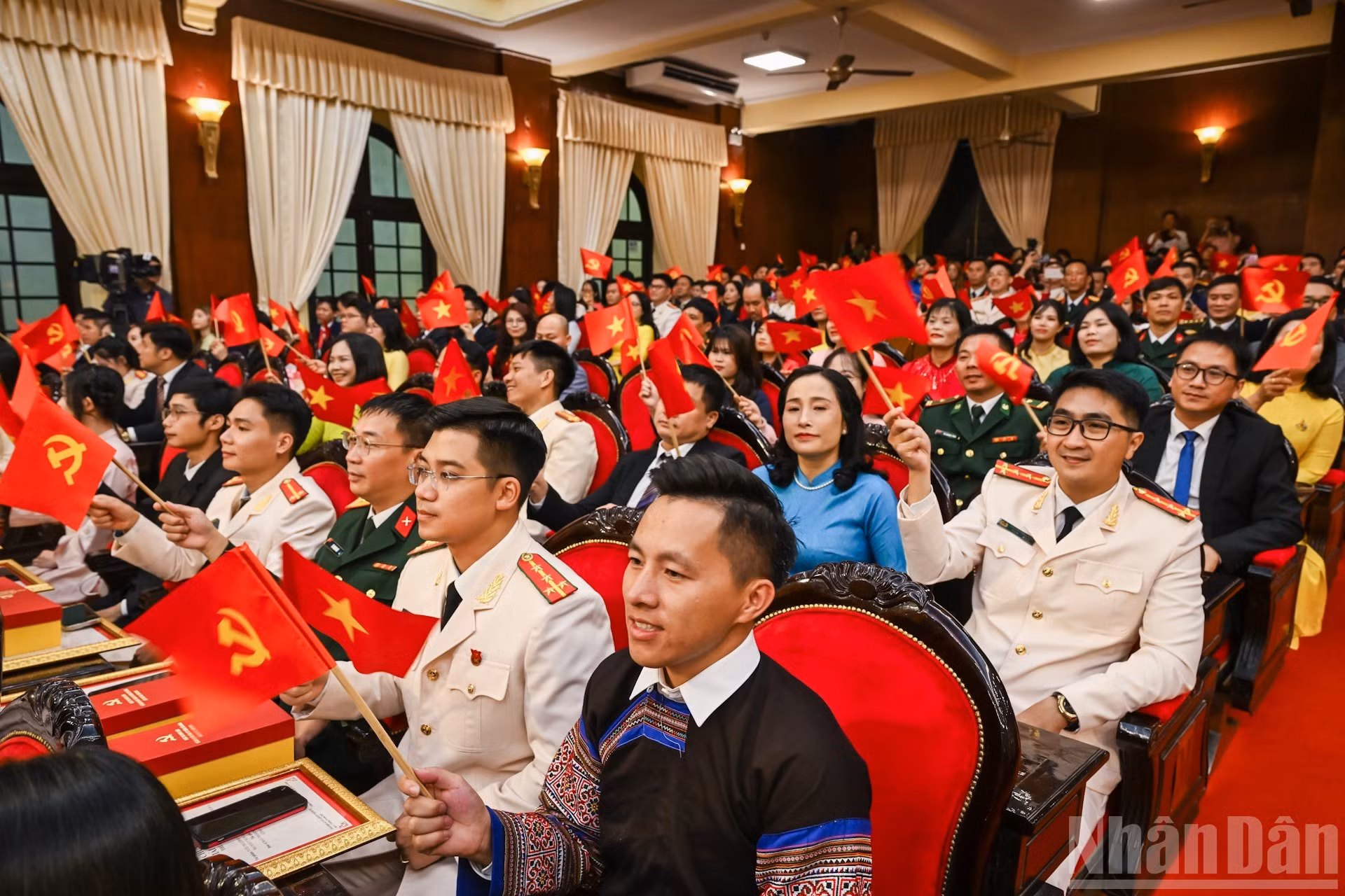 Autores y grupos de autores premiados, junto con otros delegados, asisten a la ceremonia. (Foto: DUY LINH)