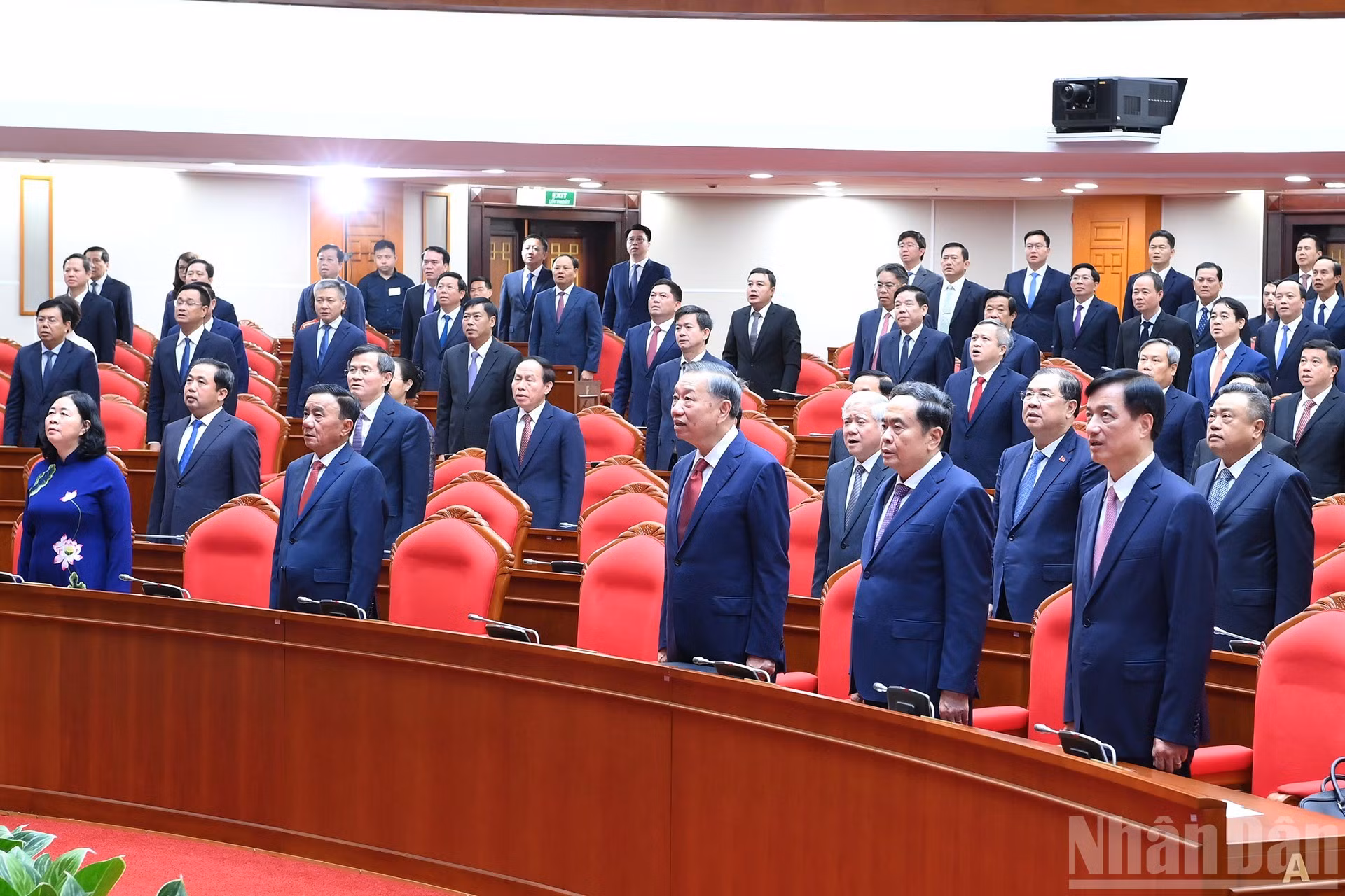 Dirigentes del Partido y del Estado y delegados participan en la ceremonia de saludo a la bandera nacional durante la sesión de clausura.