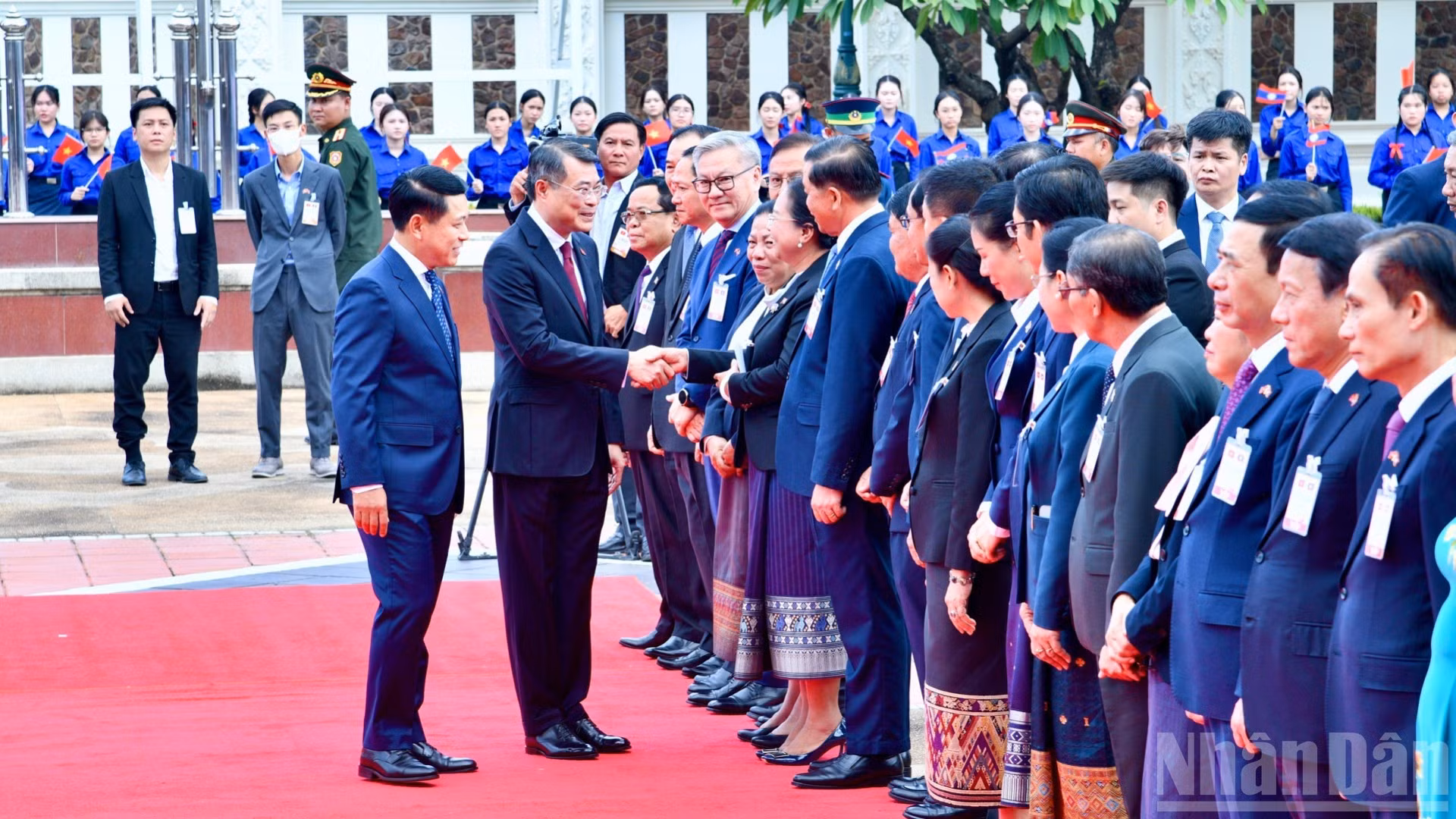 El premier laosiano, Saleumxay Kommasith, presenta a su homólogo vietnamita, Le Minh Hung, a los dirigentes de los ministerios y organismos de Laos durante la ceremonia oficial de bienvenida. (Foto: THANH GIANG)