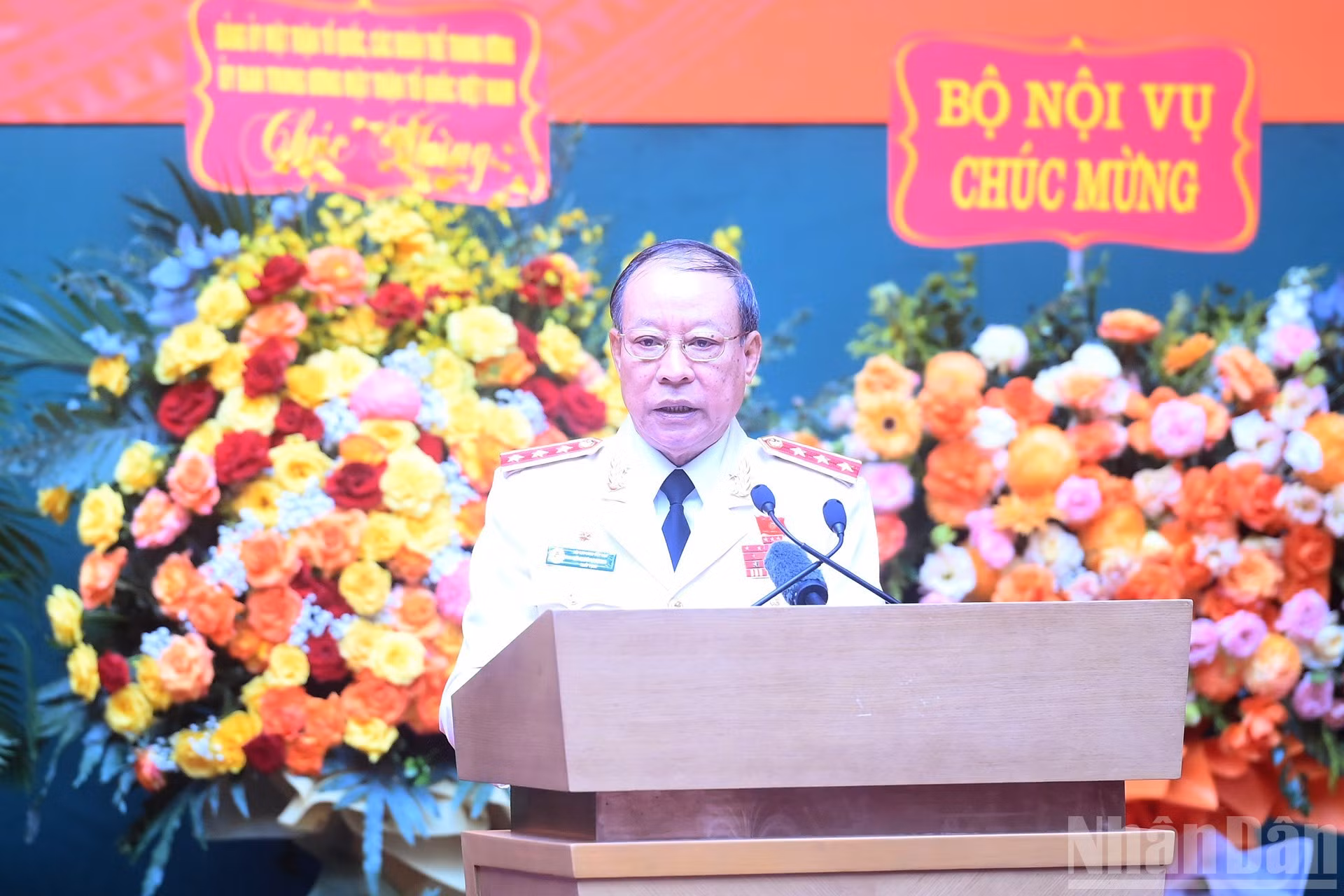 El teniente general Le Quy Vuong, exmiembro del Comité Central del PCV, exviceministro de Seguridad Pública y presidente de la Asociación de Veteranos de la Seguridad Pública Popular de Vietnam, pronuncia el discurso inaugural del Congreso.