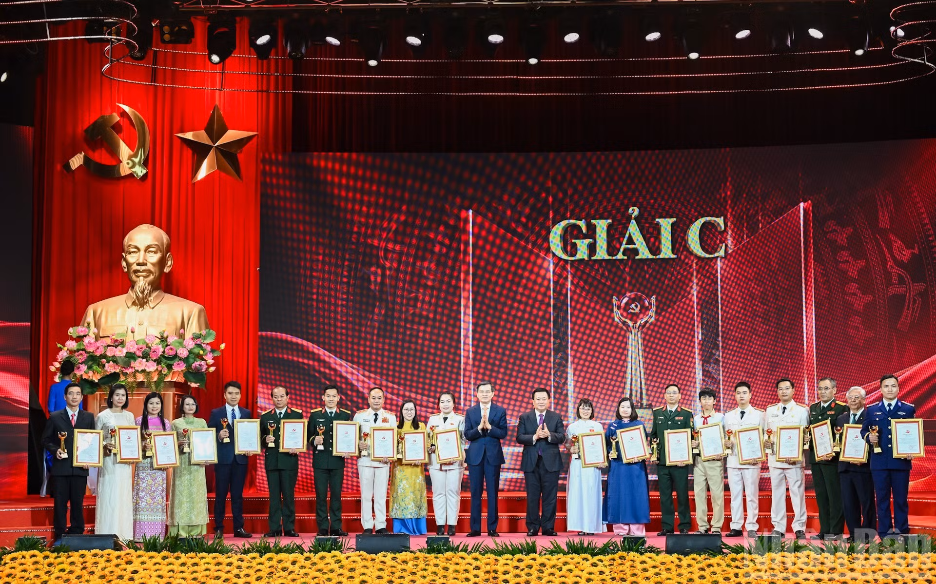 Doan Minh Huan, director de la Academia Nacional de Política Ho Chi Minh, y Nguyen Xuan Thang, presidente del Consejo Teórico Central, entregan los premios C a los autores y grupos de autores galardonados. (Foto: DUY LINH)