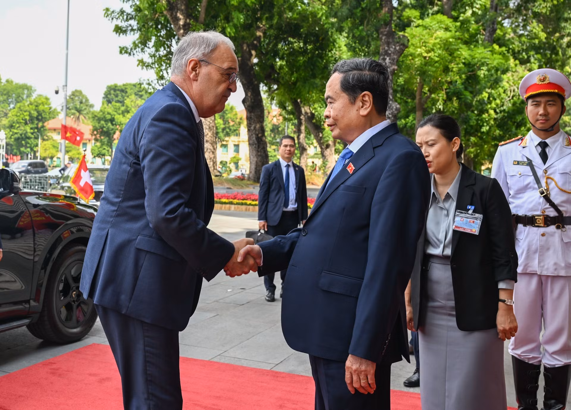 El presidente de la Asamblea Nacional de Vietnam, Tran Thanh Man, da la bienvenida al presidente de Suiza, Guy Parmelin. (Foto: Duy Linh)