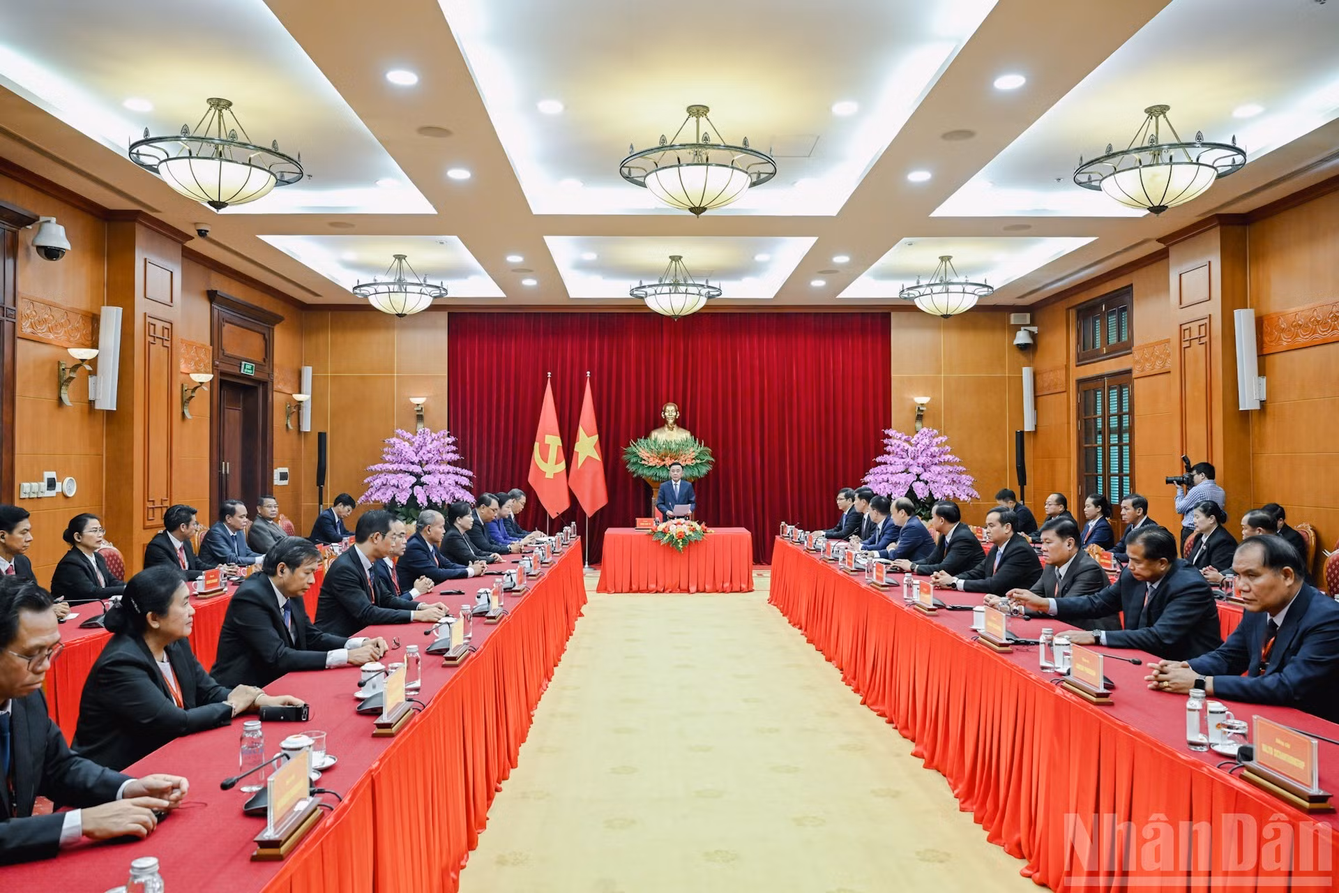 Tran Cam Tu preside el encuentro con la delegación de altos funcionarios del Partido Popular Revolucionario de Laos. (Foto: DUY LINH)