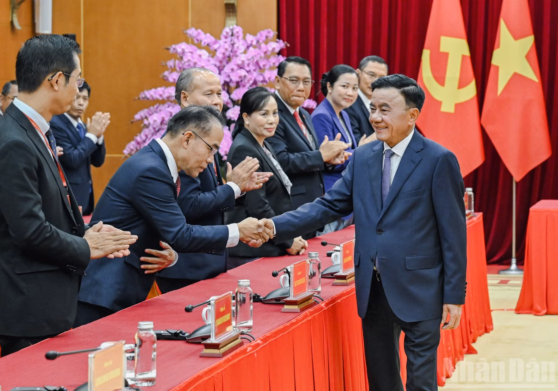 Tran Cam Tu junto a los altos funcionarios del Partido Popular Revolucionario de Laos. (Foto: DUY LINH)
