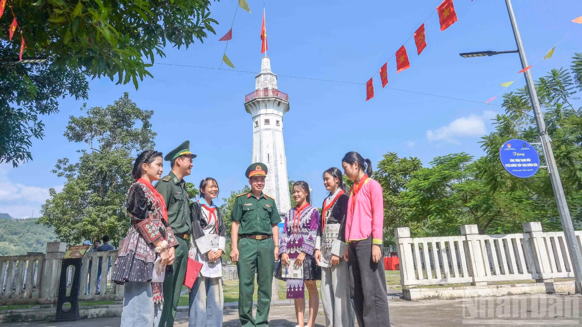 Los guardias fronterizos conversan con los alumnos tras la actividad extracurricular. (Foto: CONG HAI)