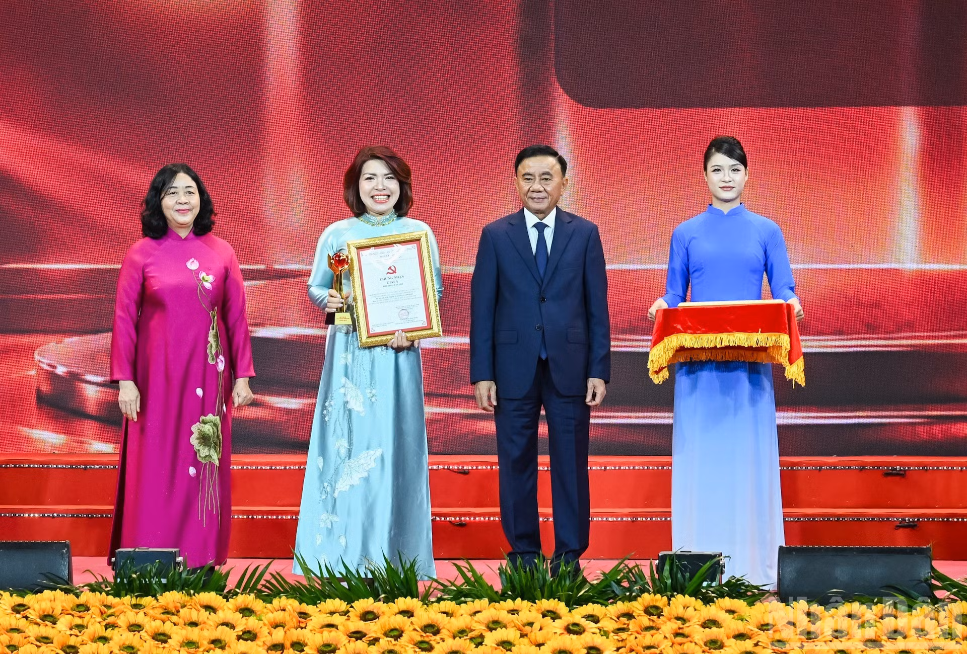 Tran Cam Tu y Bui Thi Minh Hoai entregan los premios A a los autores y grupos de autores galardonados. (Foto: DUY LINH)