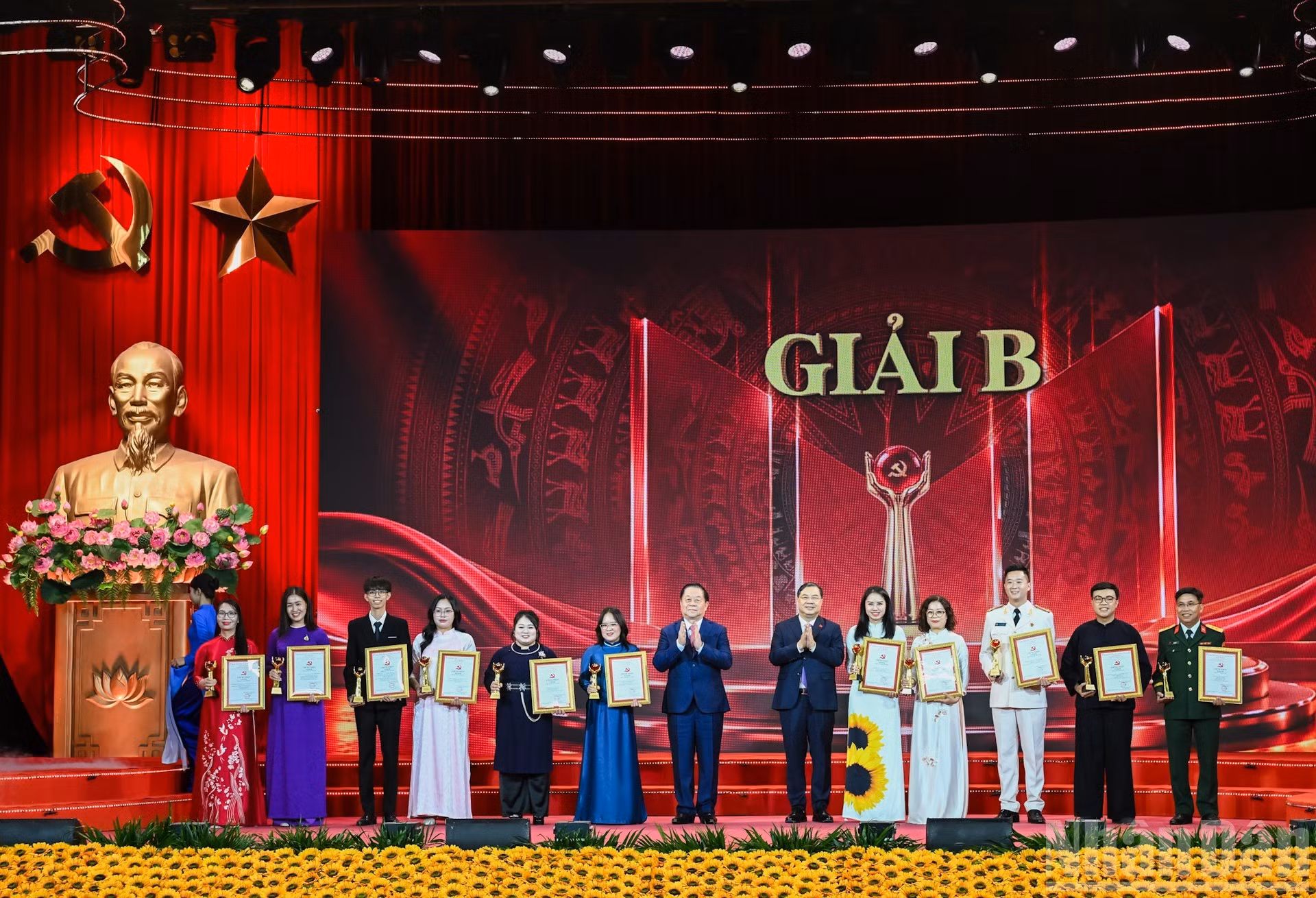 Pham Gia Tuc, viceprimer ministro permanente, y Nguyen Trong Nghia, jefe del Departamento General de Política del Ejército Popular de Vietnam, entregan los premios B a los autores y grupos de autores galardonados. (Foto: DUY LINH)