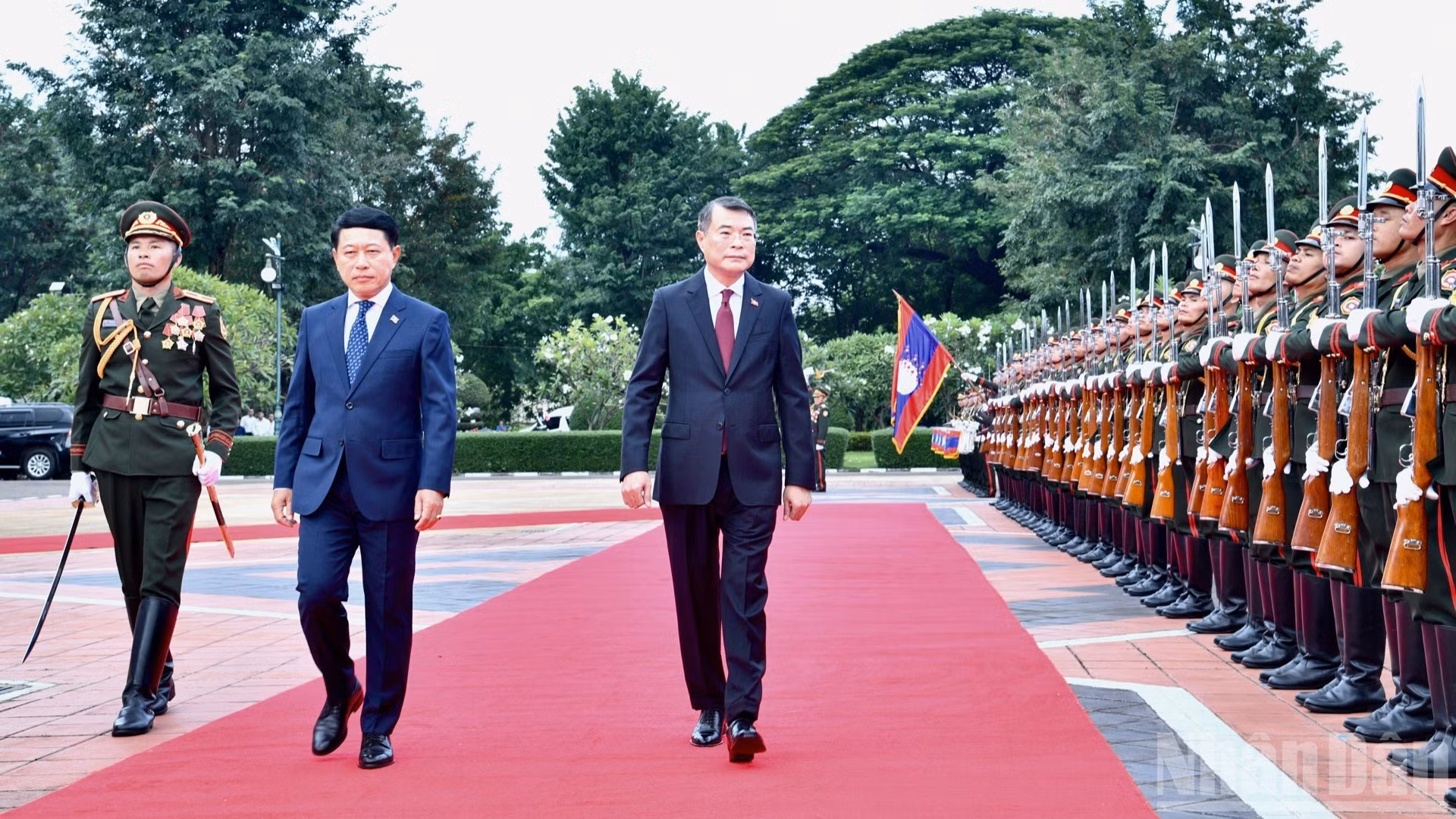 [Foto] Premier de Laos preside ceremonia oficial de bienvenida a su homólogo vietnamita