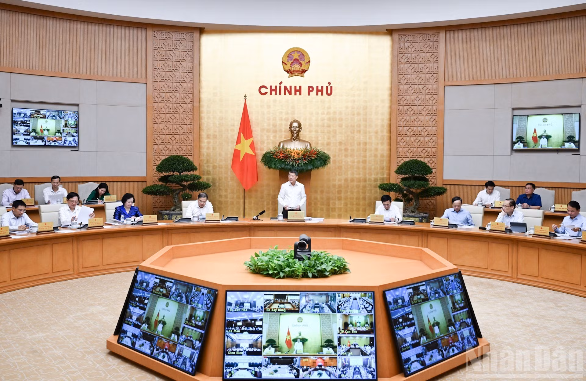 El primer ministro Le Minh Hung preside la reunión ordinaria del Gobierno correspondiente a septiembre de 2026.