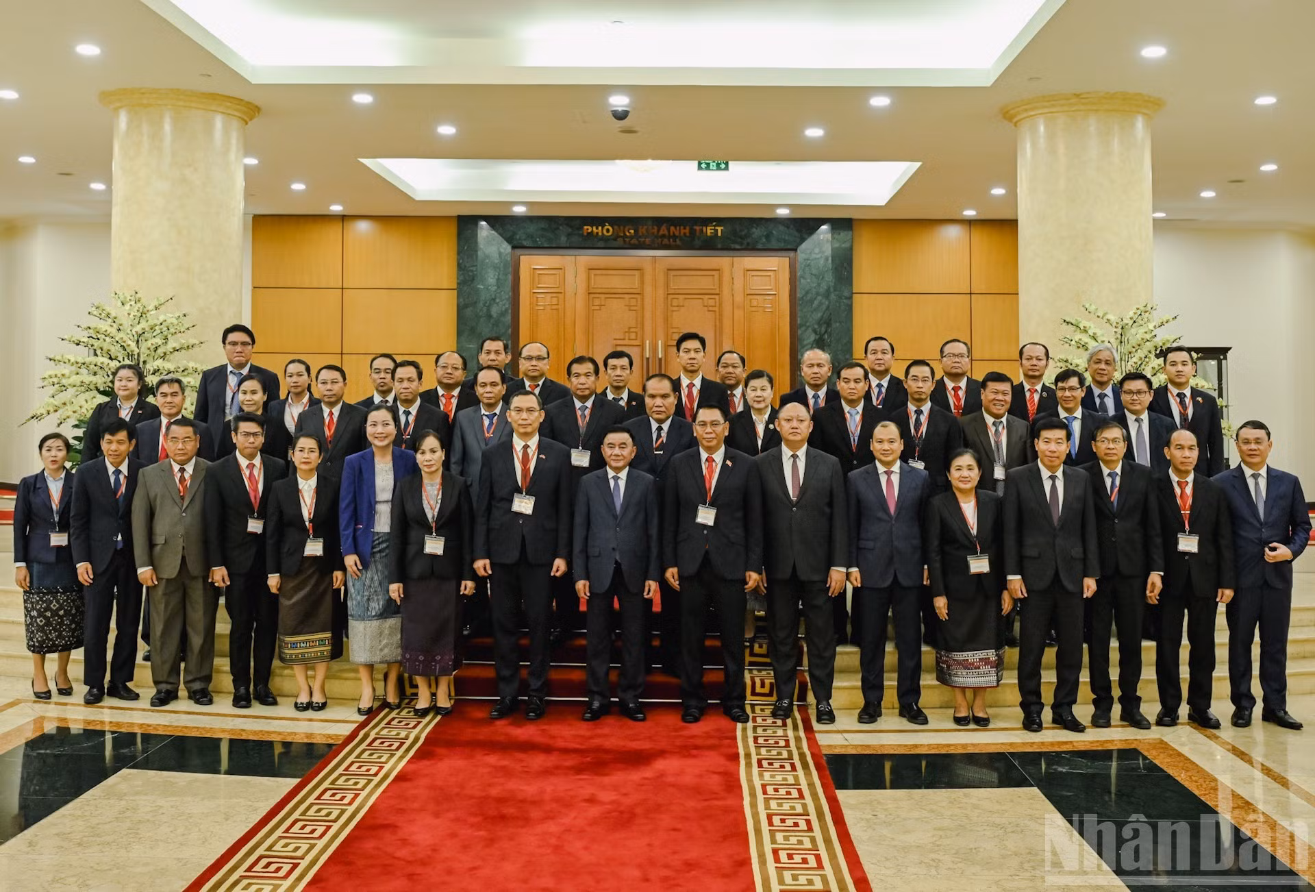 Tran Cam Tu y otros representantes vietnamitas junto a la delegación de altos funcionarios del Partido Popular Revolucionario de Laos. (Foto: DUY LINH)