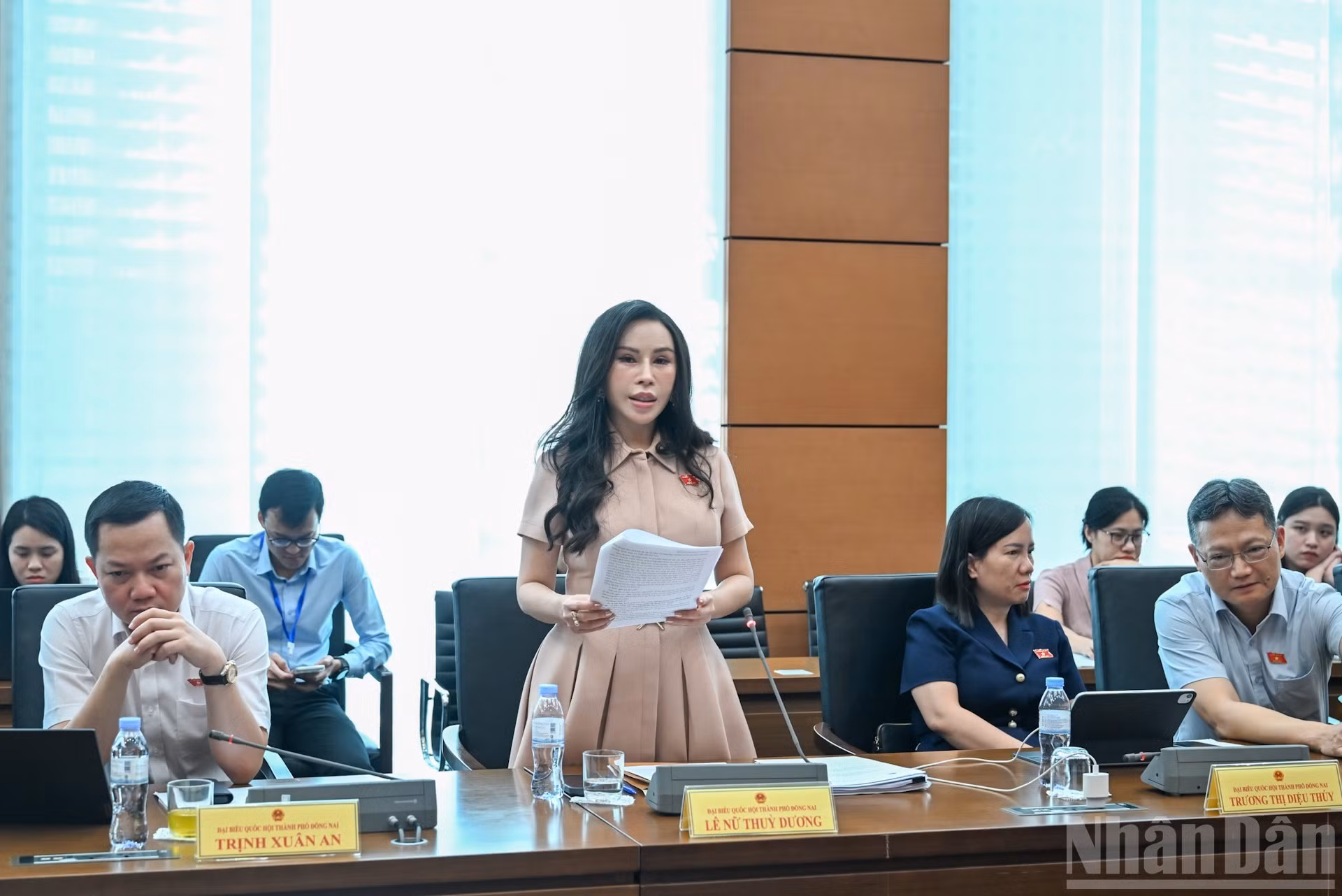 La diputada de Dong Nai Le Nu Thuy Duong en el debate del Grupo 4, integrado por las delegaciones parlamentarias de Dong Nai, Quang Tri y Dien Bien. (Foto: DUY LINH)