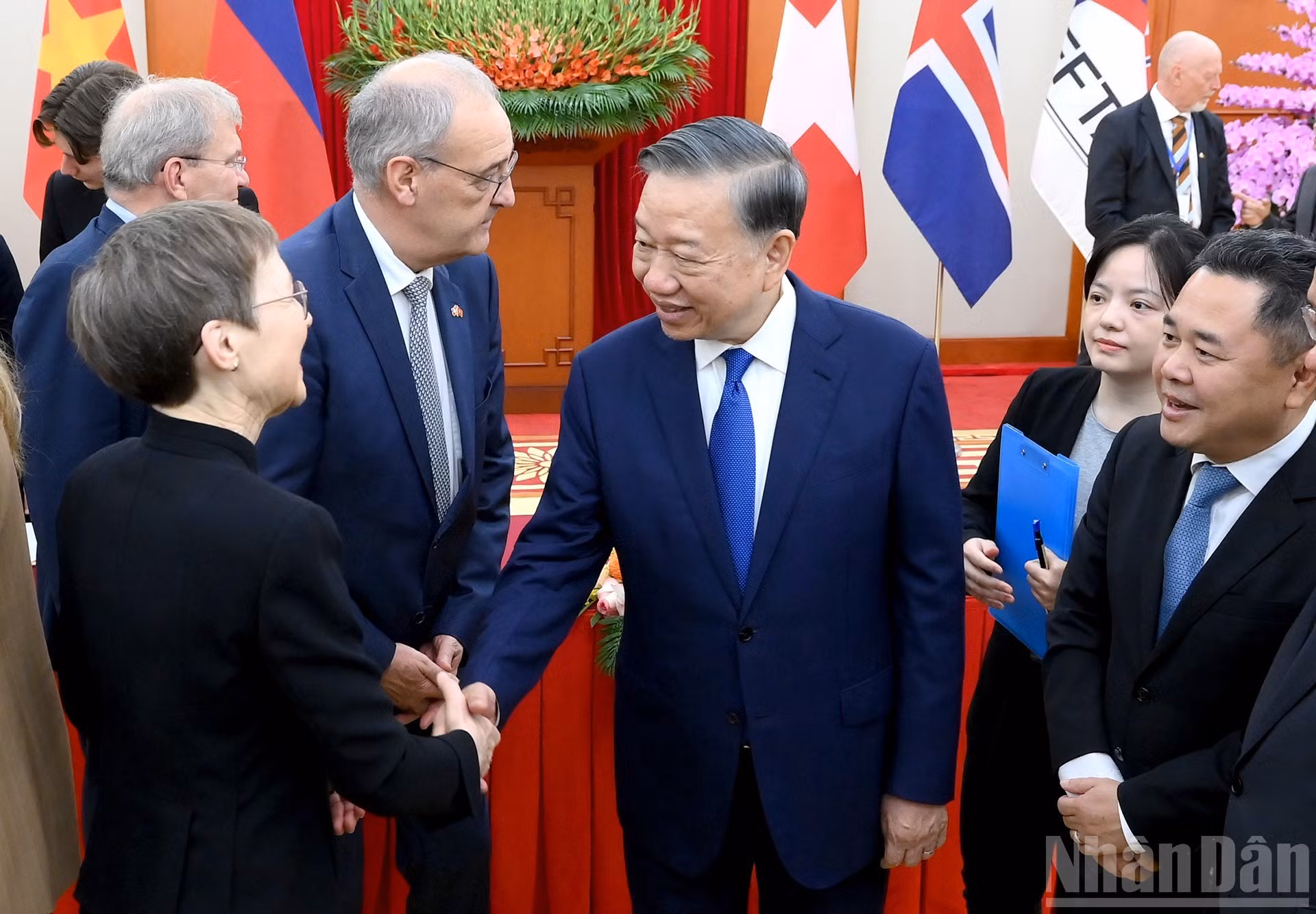 El secretario general del PCV y presidente de Vietnam, To Lam, y los delegados en la ceremonia de firma.