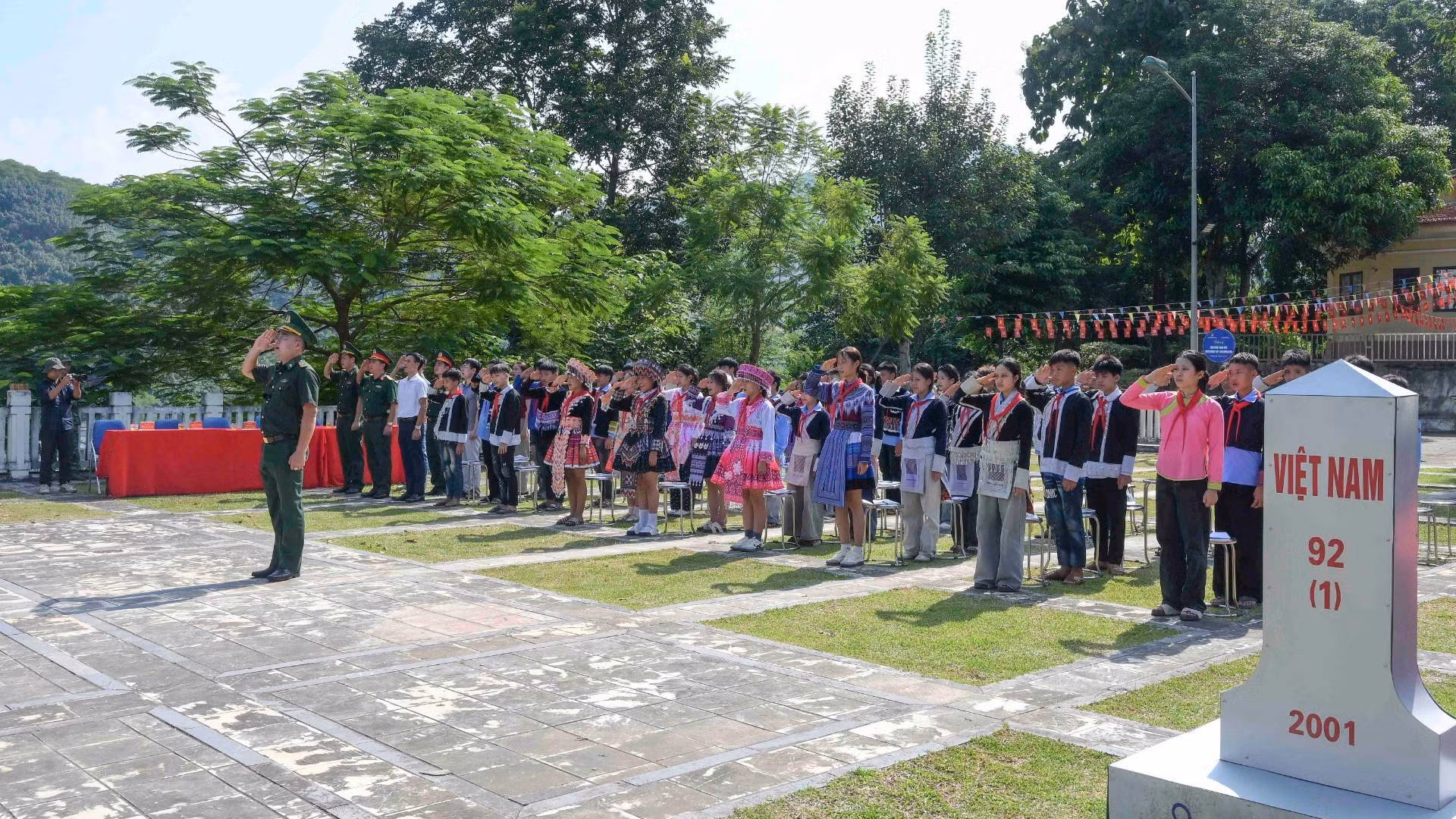 La clase se celebra al pie del mástil de la bandera de Lung Po, donde el río Rojo entra a territorio vietnamita. El mástil, de 31,43 metros de altura, alude a los 3.143 metros del pico Fansipan, conocido como el techo de Indochina. (Foto: CONG HAI)