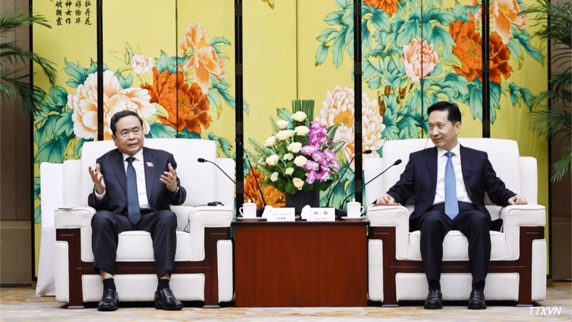 El presidente de la Asamblea Nacional de Vietnam, Tran Thanh Man, recibe a Zhao Yide, secretario del Comité del Partido de la provincia de Shaanxi y presidente del Comité Permanente de la Asamblea Popular de esa provincia china. (Foto: DOAN TAN/VNA)
