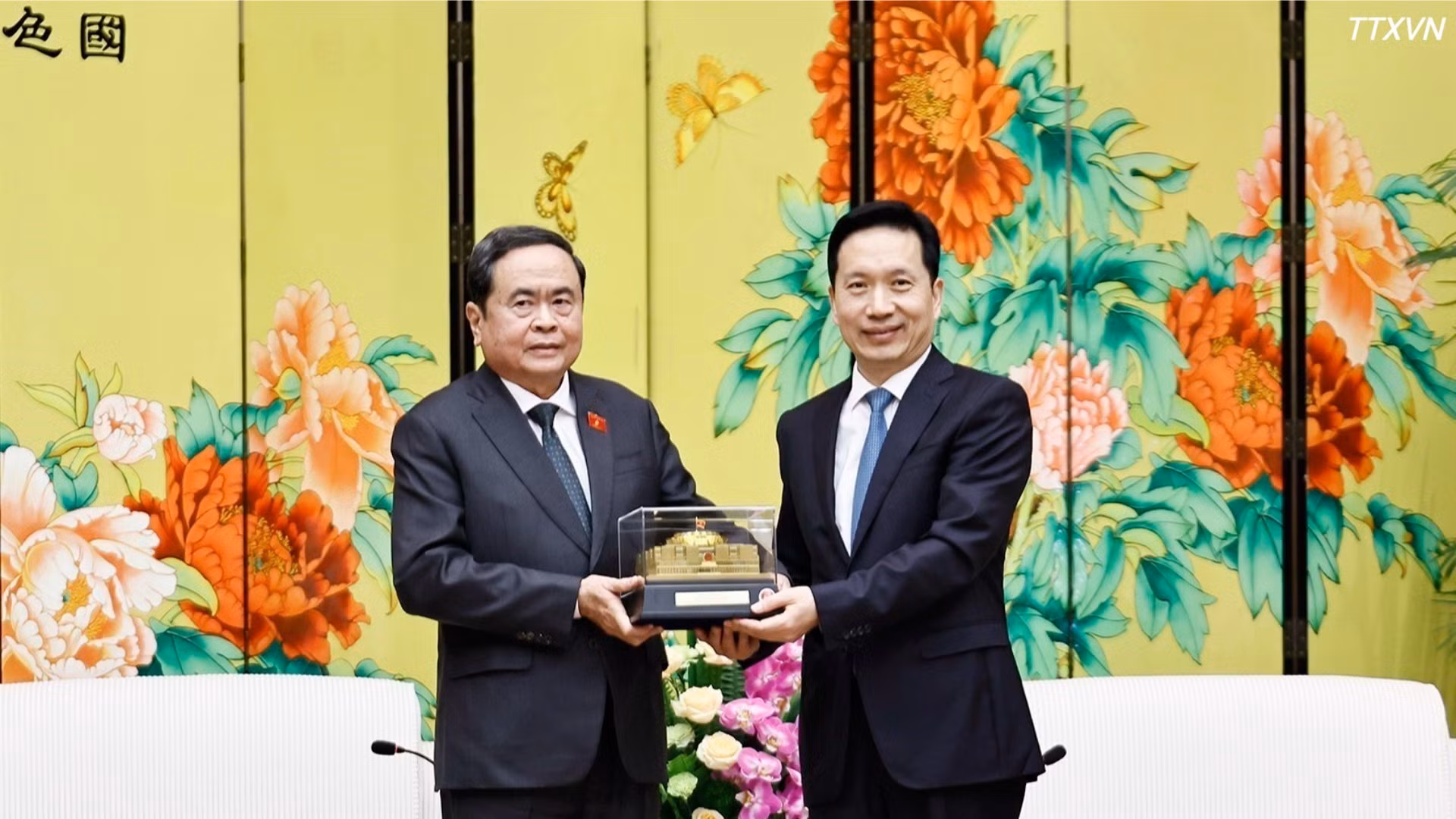 Tran Thanh Man entrega un obsequio de recuerdo a Zhao Yide. (Foto: DOAN TAN/VNA)