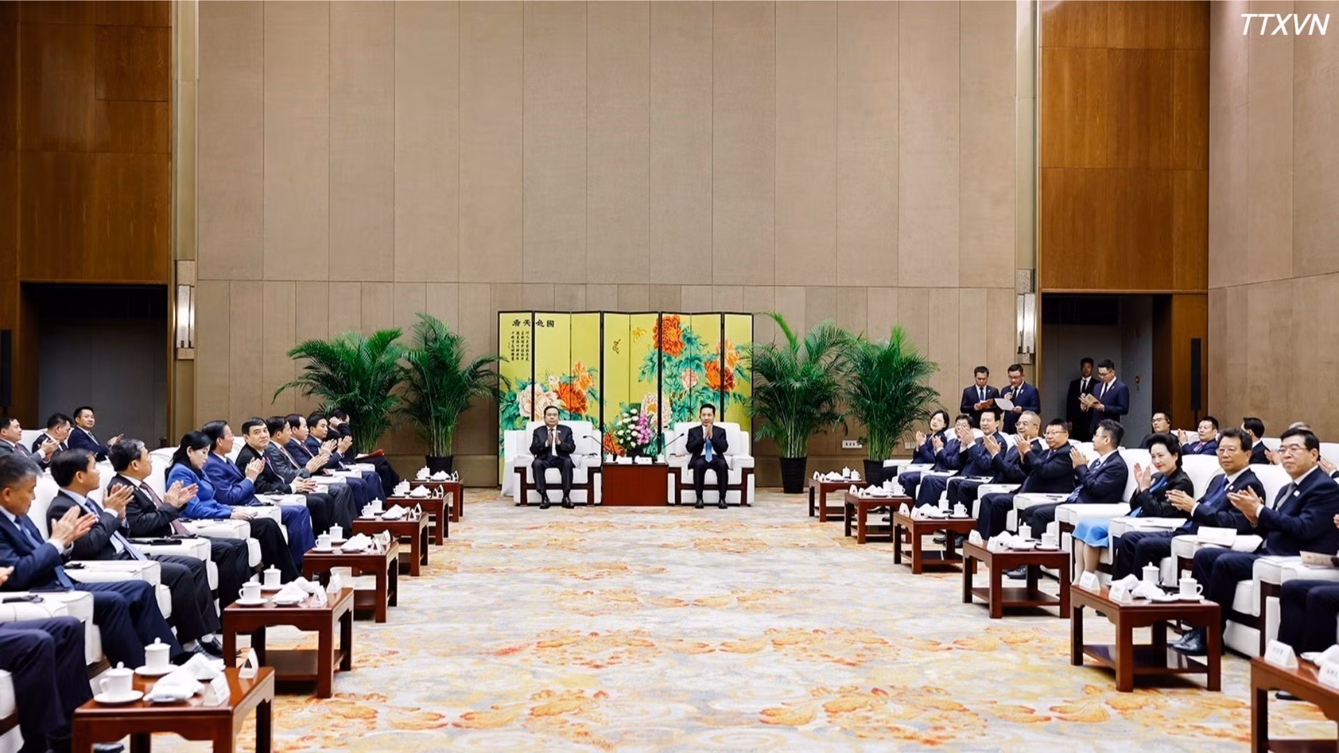 Tran Thanh Man durante el encuentro con Zhao Yide. (Foto: DOAN TAN/VNA)