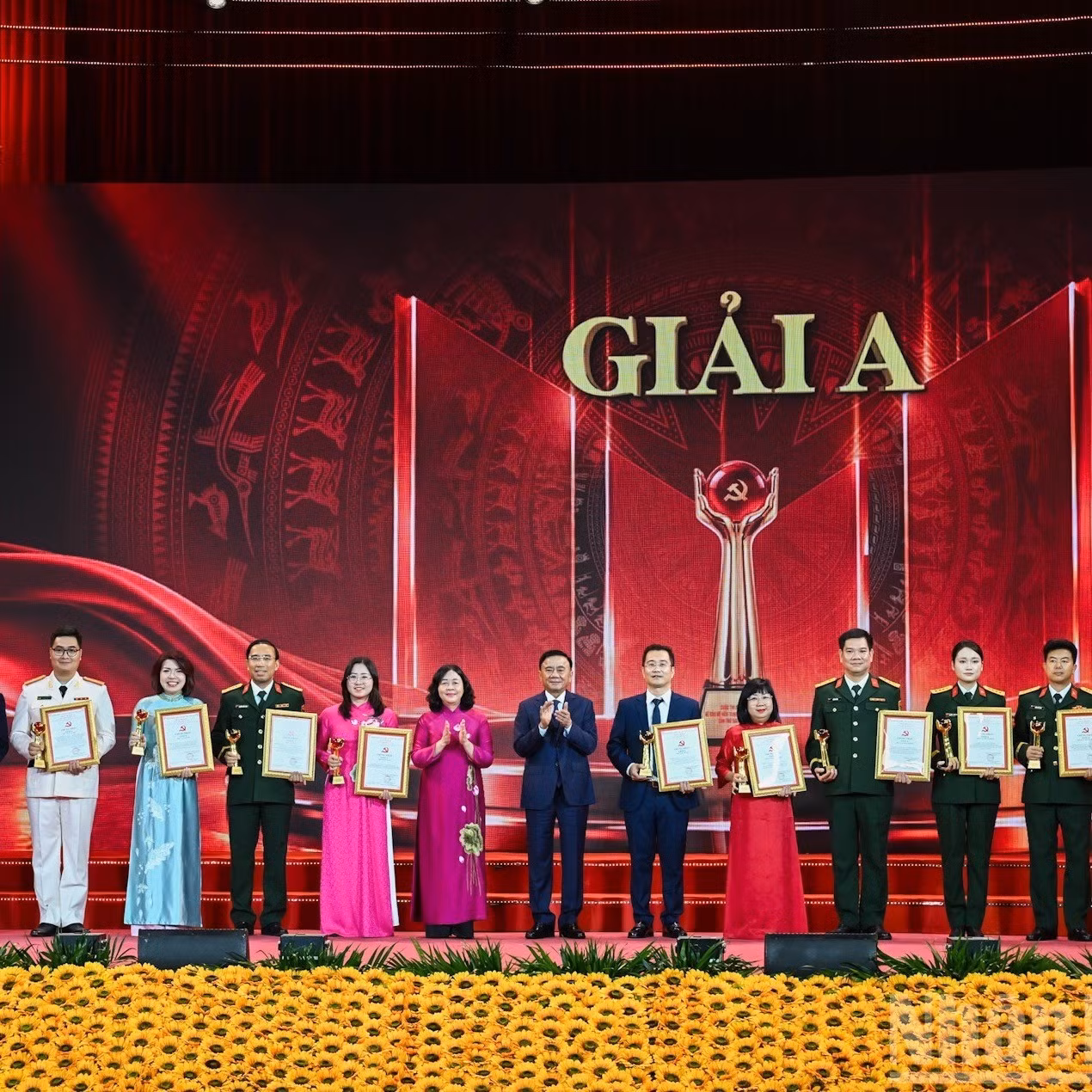 Tran Cam Tu y Bui Thi Minh Hoai entregan los premios A a los autores y grupos de autores galardonados. (Foto: DUY LINH)