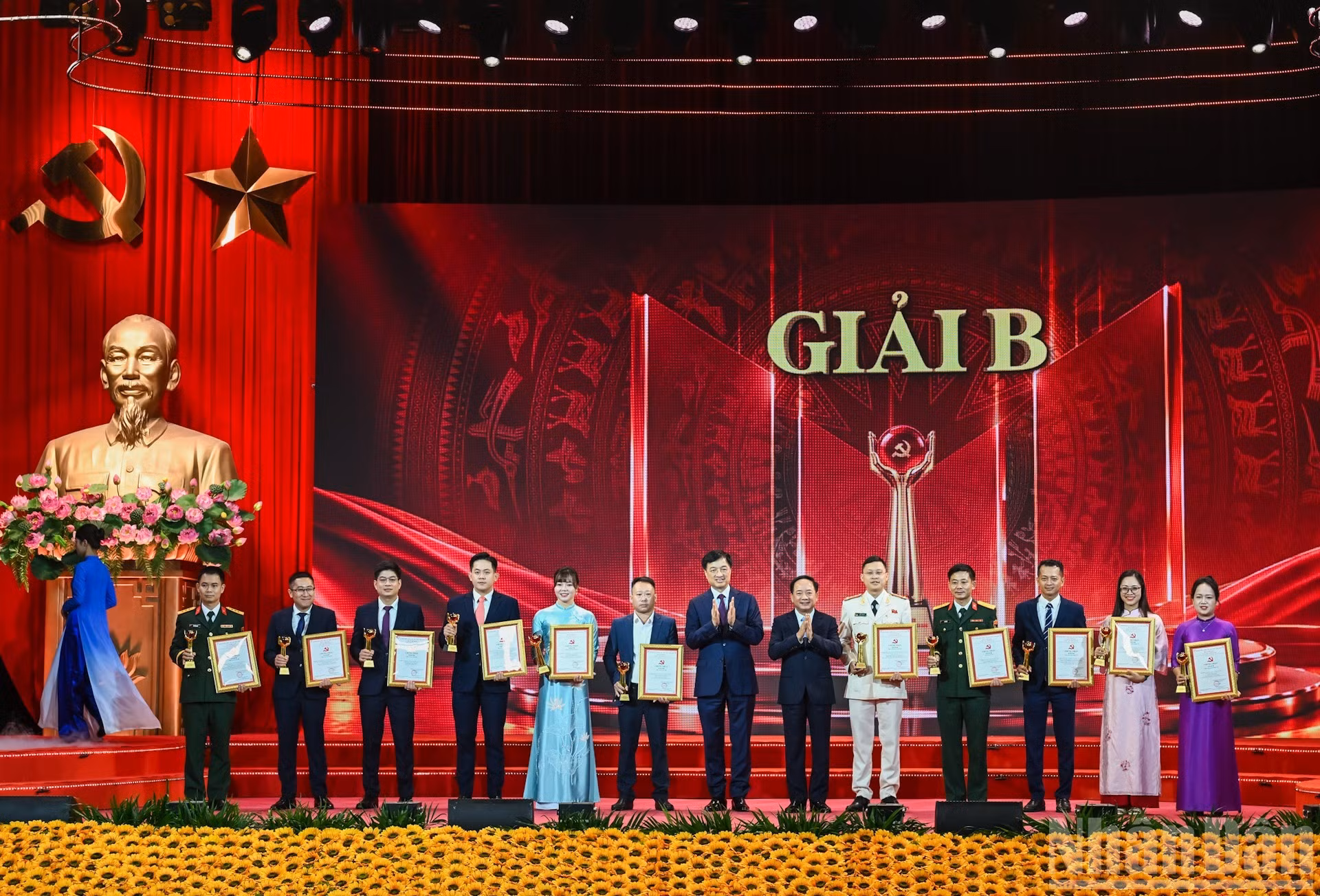 Nguyen Duy Ngoc, jefe de la Comisión de Organización del Comité Central del PCV, y Trinh Van Quyet, jefe de la Comisión de Comunicación y Educación del Comité Central del PCV, entregan los premios B a los autores y grupos de autores galardonados. (Foto: DUY LINH)
