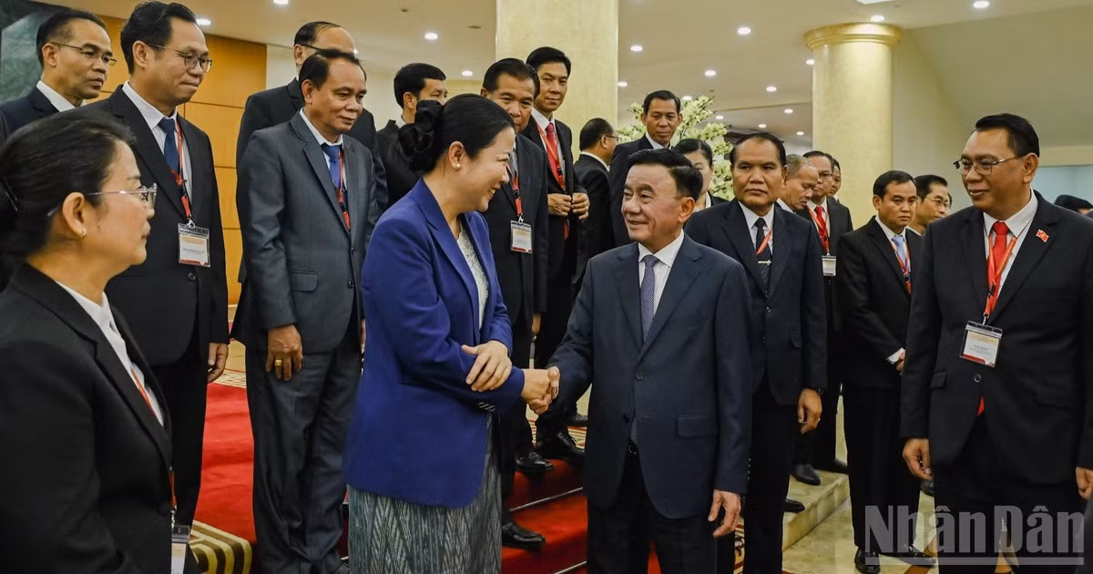El permanente del Secretariado del Comité Central del PCV, Tran Cam Tu, junto a la delegación de altos funcionarios del Partido Popular Revolucionario de Laos. (Foto: DUY LINH)