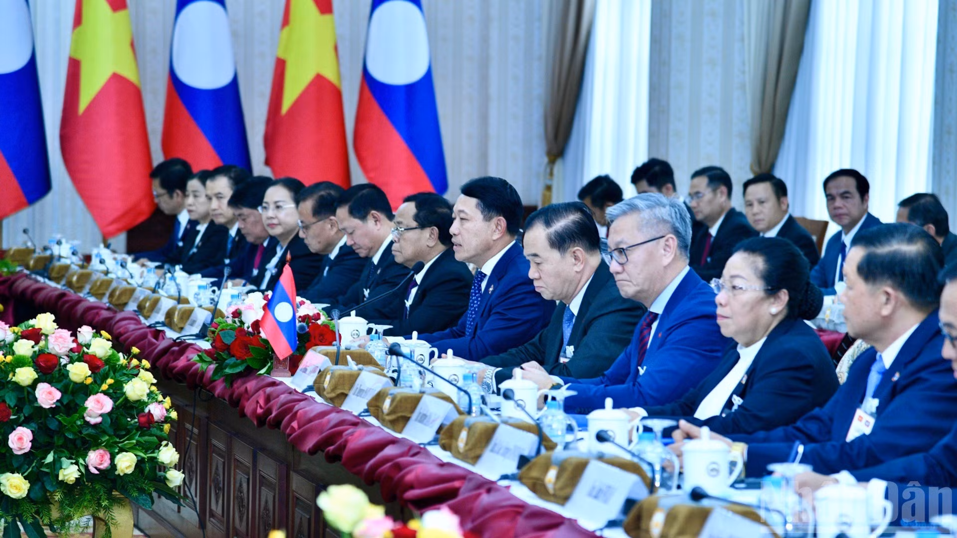 El primer ministro Saleumxay Kommasith y representantes de los organismos y ministerios laosianos participan en las conversaciones oficiales. (Foto: THANH GIANG)