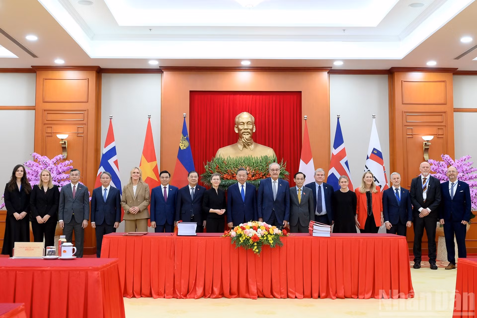 El secretario general del PCV y presidente de Vietnam, To Lam, y los delegados asisten a la ceremonia de firma.