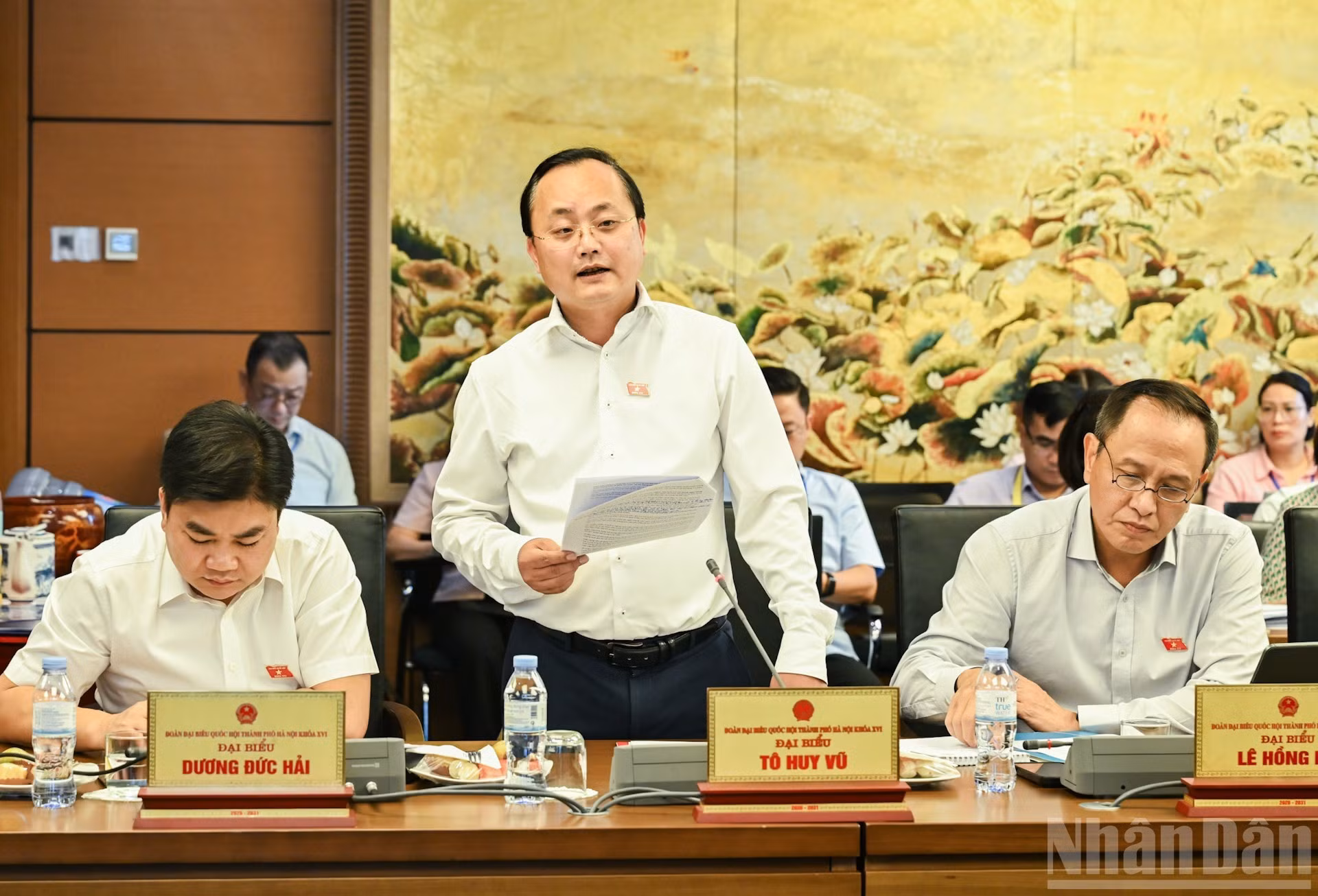 El diputado de Hanói To Huy Vu toma la palabra durante el debate en grupo. (Foto: DUY LINH)