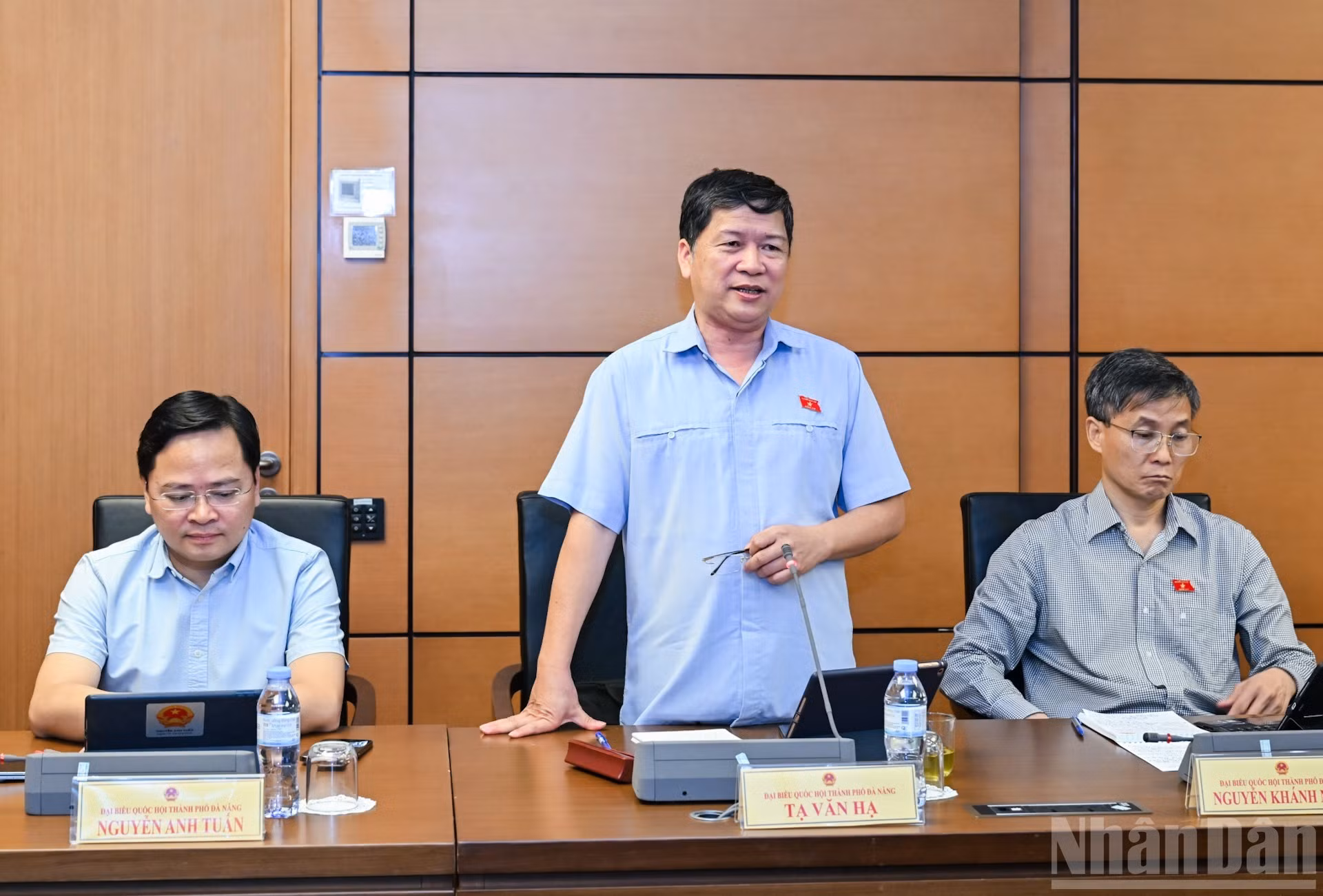 El diputado de Da Nang Ta Van Ha hace uso de la palabra durante el debate en grupo. (Foto: DUY LINH)