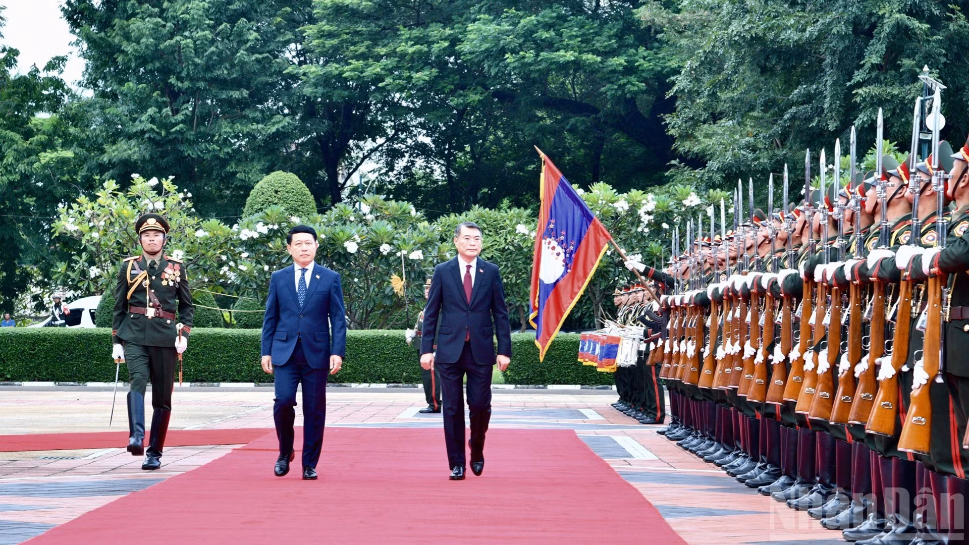 Los dos primeros ministros pasan revista a la guardia de honor del Ejército Popular de Laos. (Foto: THANH GIANG)