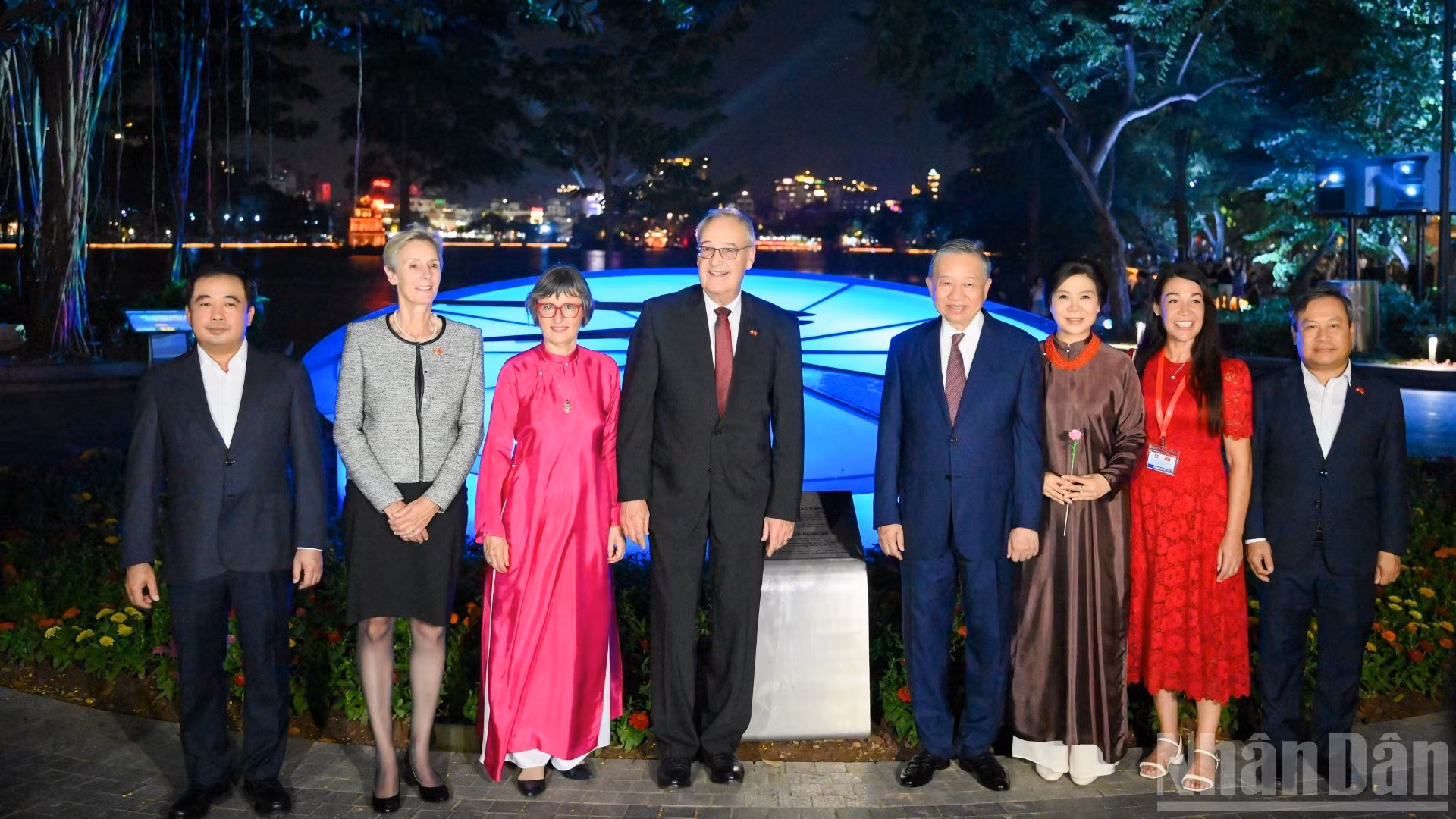 El secretario general del PCV y presidente de Vietnam, To Lam, y su esposa, Ngo Phuong Ly, junto con el presidente suizo, Guy Parmelin, y su cónyuge, Caroline Parmelin, y otros delegados, posan junto al gigantesco Reloj Floral Suizo, situado a orillas del lago Hoan Kiem. La obra fue un significativo regalo del alcalde de Berna (Suiza) a Hanói con motivo del milenio de Thang Long-Hanói, celebrado en 2010.