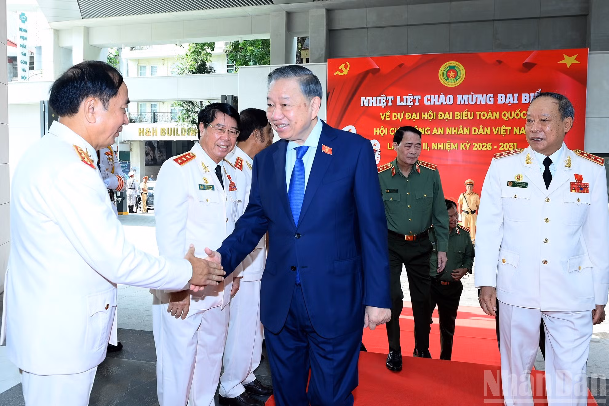 El máximo dirigente vietnamita, junto con delegados al II Congreso Nacional de la Asociación de Veteranos de la Seguridad Pública Popular de Vietnam, período 2026-2031.