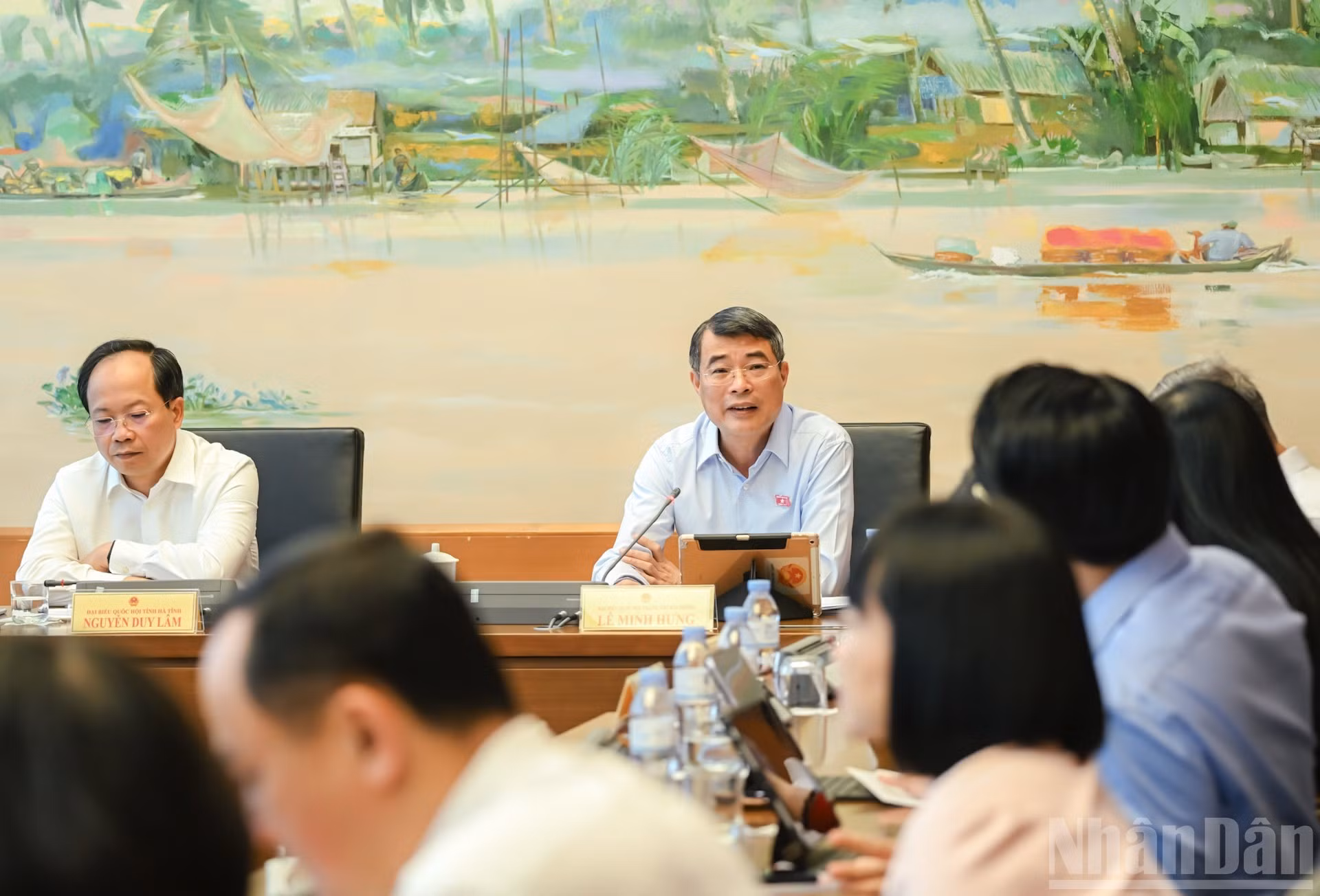 El primer ministro de Vietnam, Le Minh Hung, habla en el debate del Grupo 3, integrado por las delegaciones parlamentarias de Hai Phong, Ha Tinh y Lang Son. (Foto: DUY LINH)