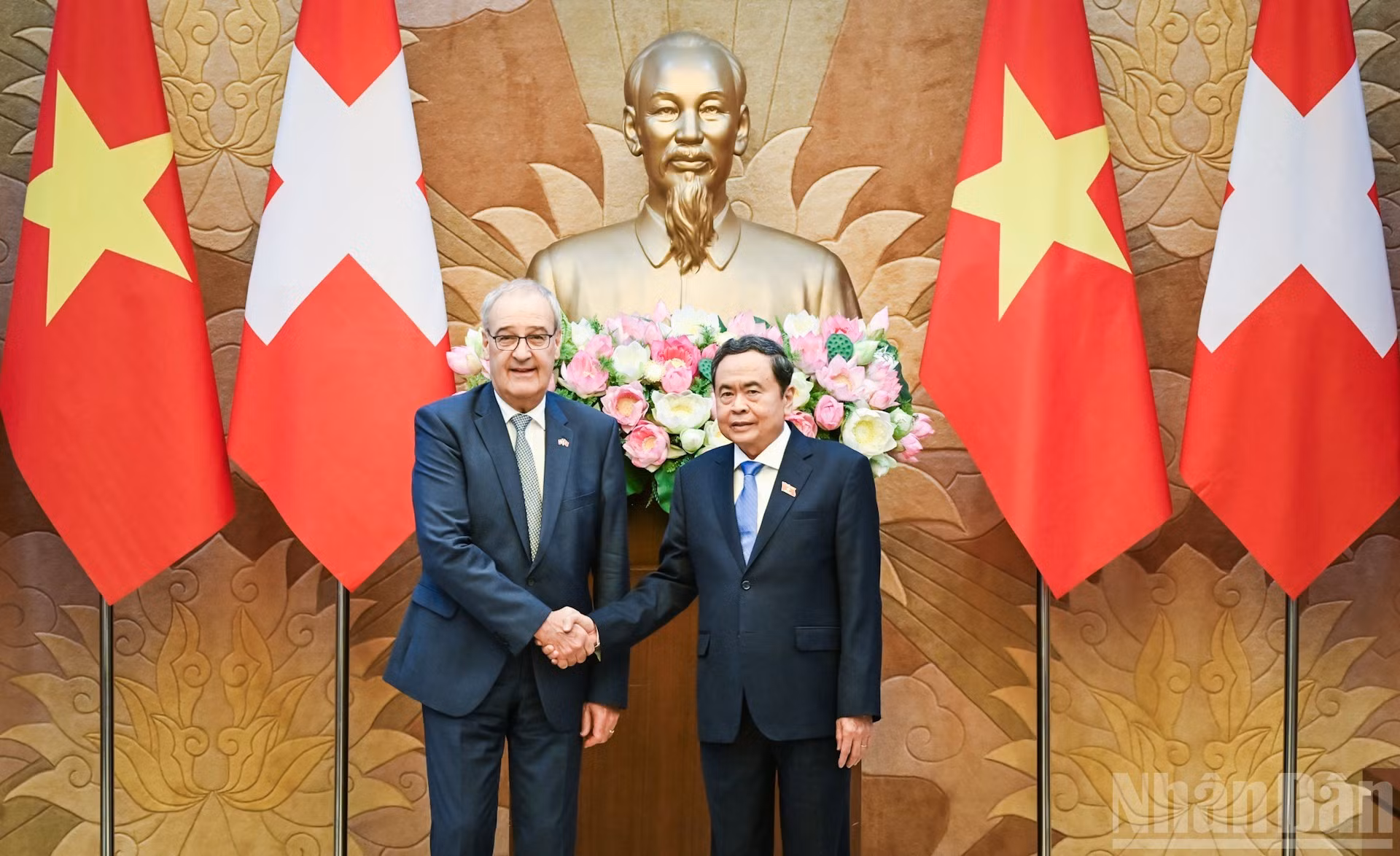  El presidente de la Asamblea Nacional de Vietnam, Tran Thanh Man, y el presidente de la Confederación Suiza, Guy Parmelin. (Foto: Duy Linh)
