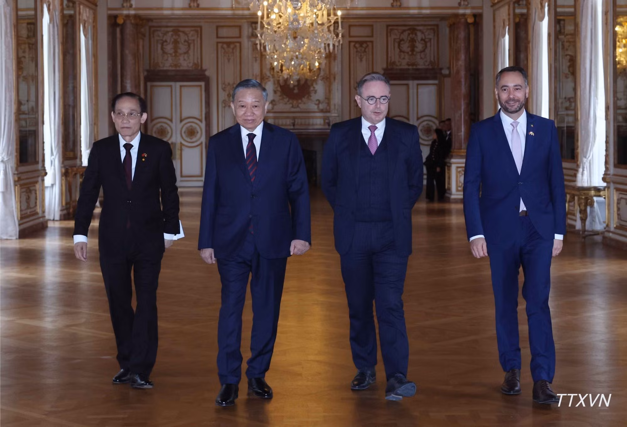 El máximo dirigente vietnamita y el primer ministro belga, Bart De Wever, junto con el ministro de Relaciones Exteriores de Vietnam, Le Hoai Trung, y su homólogo belga, Maxime Prévot. (Foto: VNA)