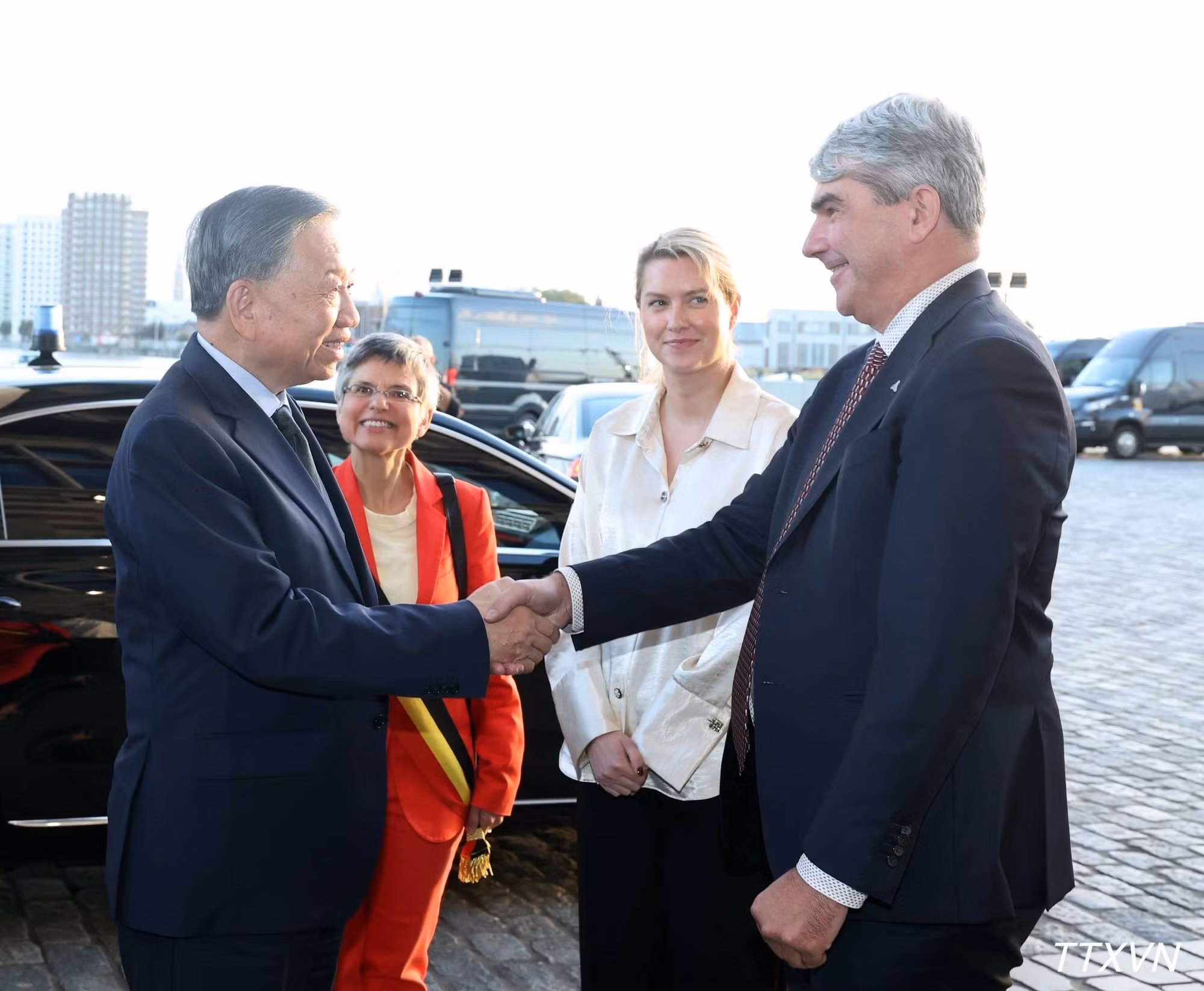 Los dirigentes del puerto de Amberes-Brujas reciben al secretario general del PCV y presidente de Vietnam, To Lam. (Foto: VNA)