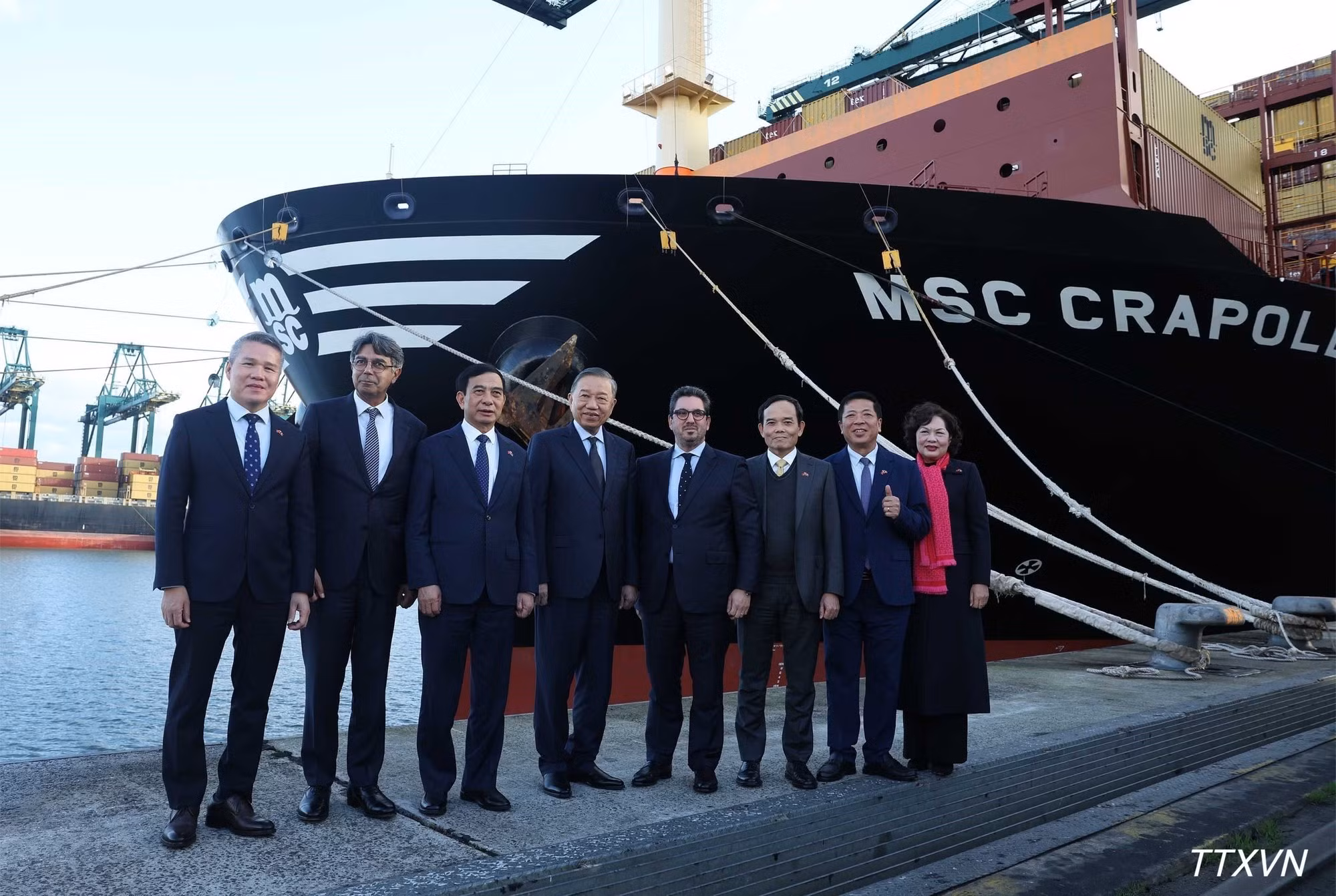 El secretario general del PCV y presidente de Vietnam, To Lam, visita el puerto de Amberes-Brujas, en Bélgica. (Foto: VNA)