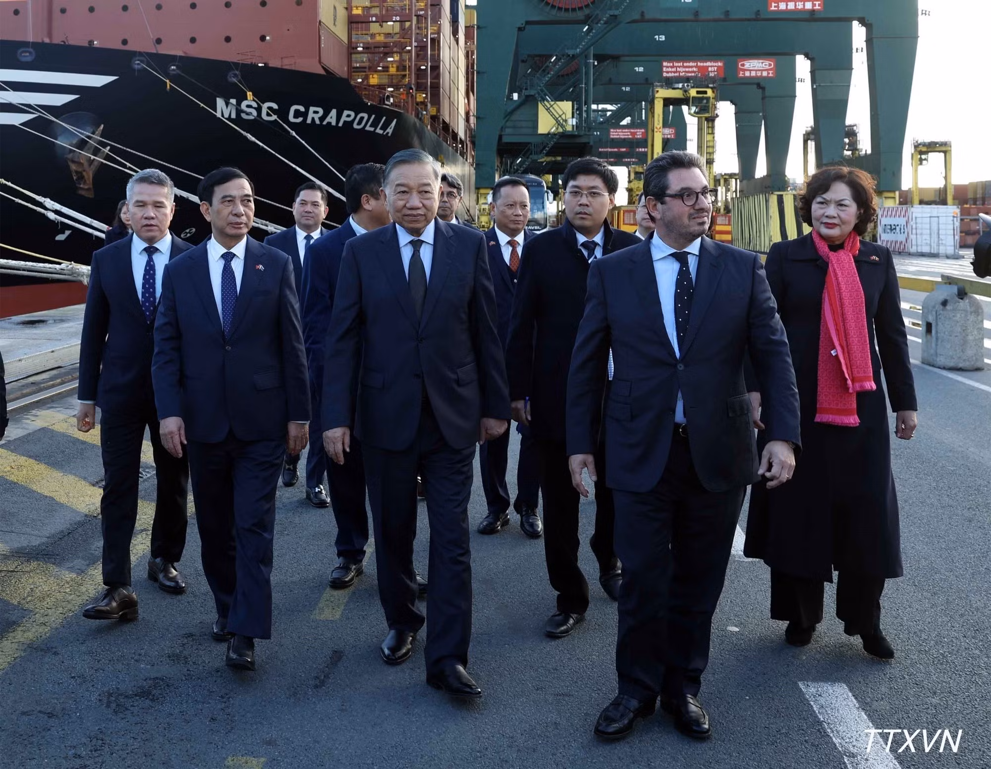 El secretario general del PCV y presidente de Vietnam, To Lam, visita el puerto de Amberes-Brujas, en Bélgica. (Foto: VNA)