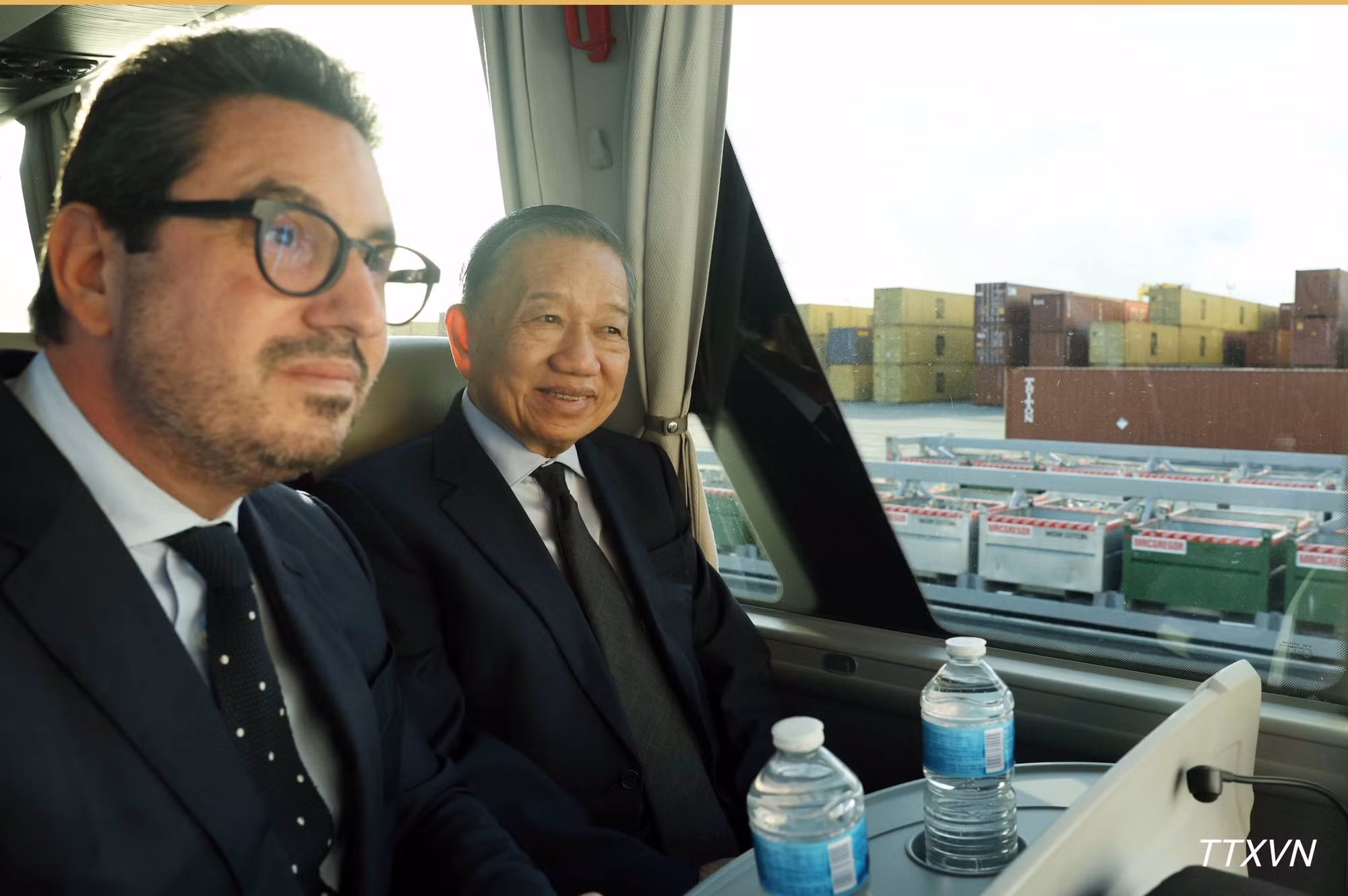El secretario general del PCV y presidente de Vietnam, To Lam, visita el puerto de Amberes-Brujas, en Bélgica. (Foto: VNA)