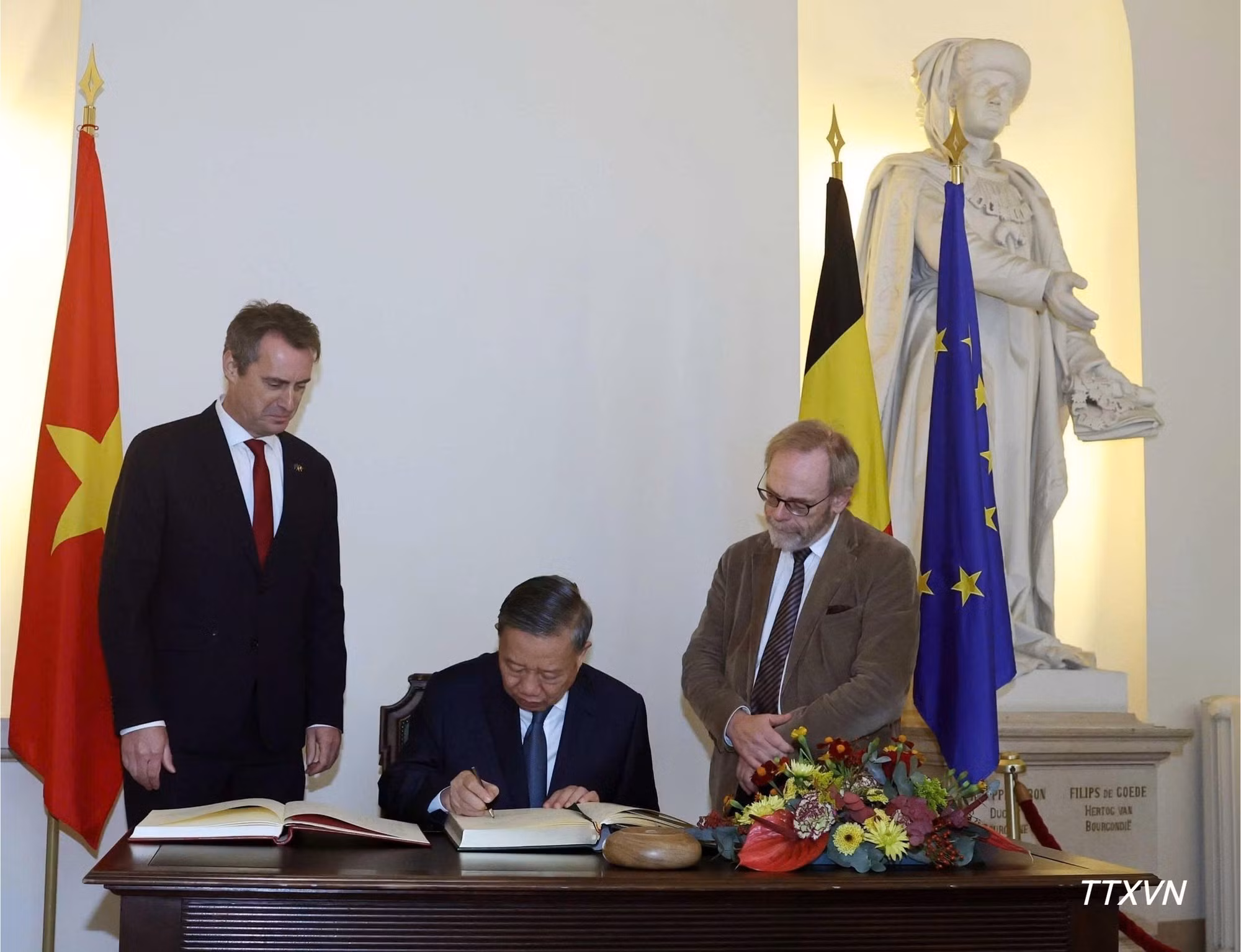 El máximo dirigente vietnamita firma el libro de visitas en la sede del Parlamento belga. (Foto: VNA)