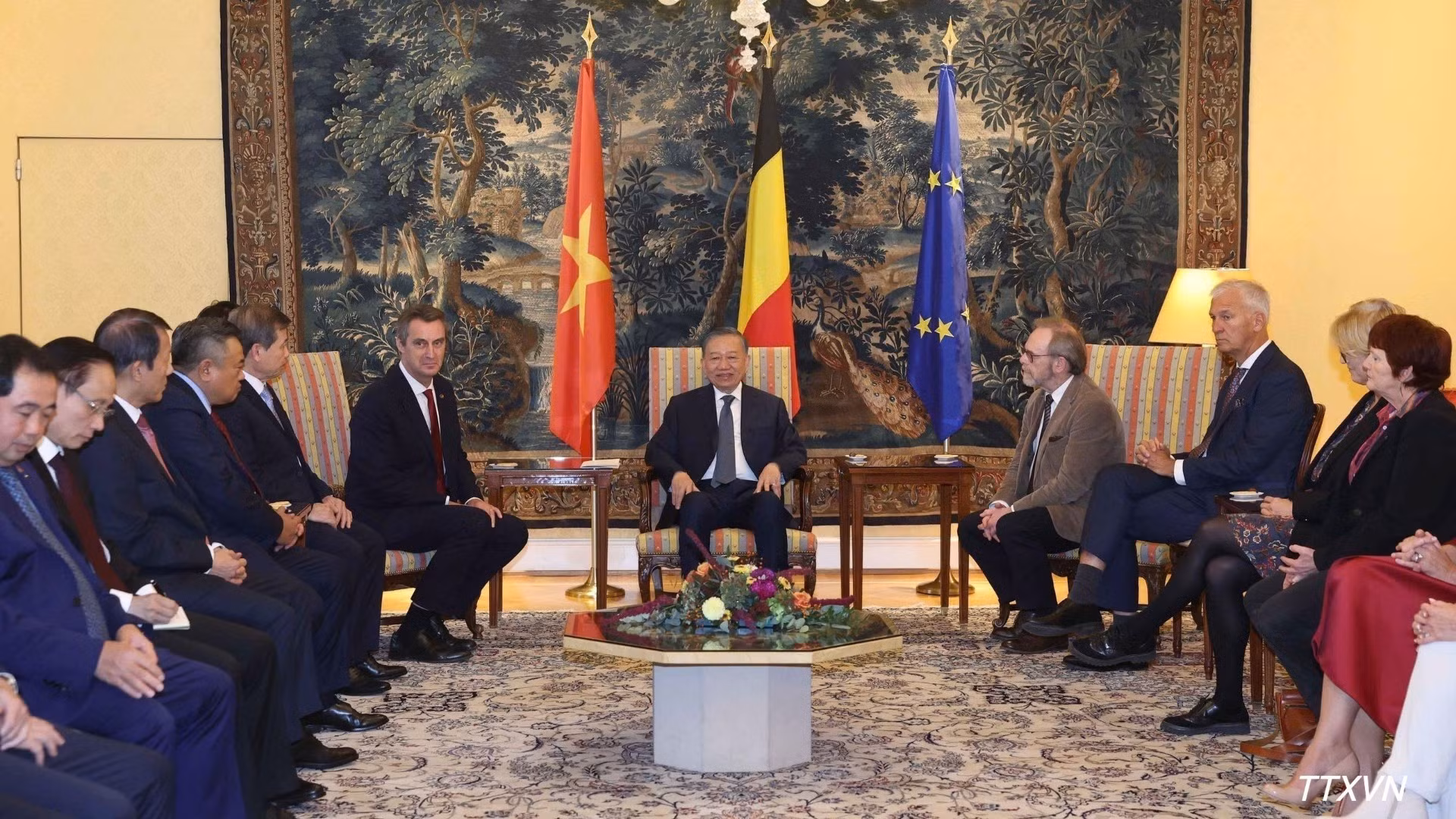 El secretario general del PCV y presidente de Vietnam, To Lam, se reúne con el presidente de la Cámara de Representantes, Peter De Roover (derecha), y el presidente del Senado, Vincent Blondel (izquierda). (Foto: VNA)