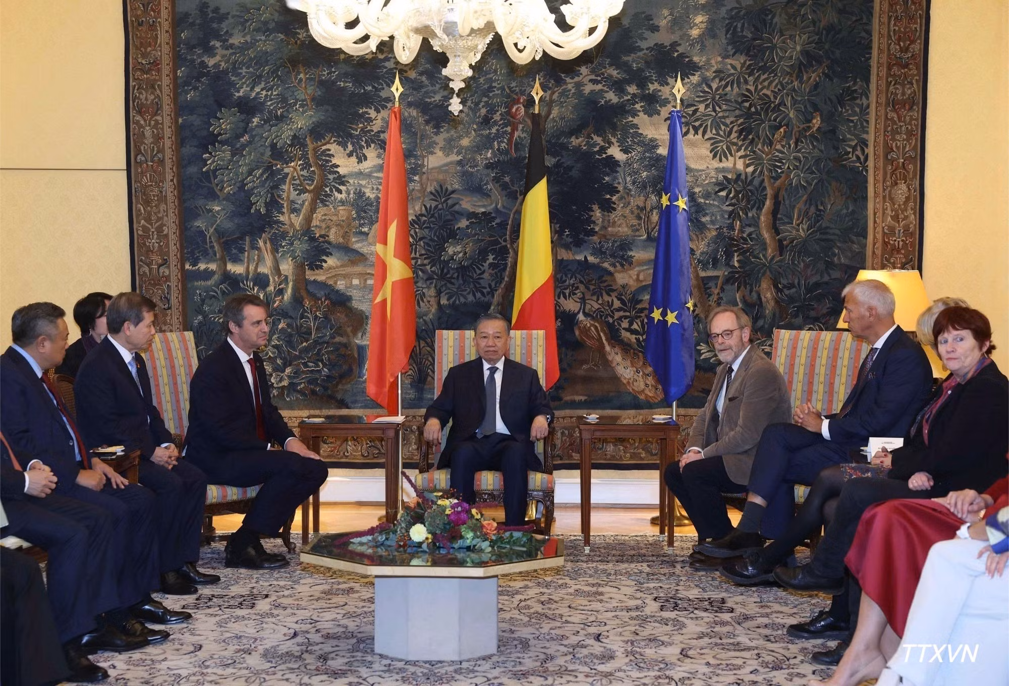 El máximo dirigente vietnamita posa para una foto junto con el presidente de la Cámara de Representantes, Peter De Roover (derecha), y el presidente del Senado, Vincent Blondel (izquierda). (Foto: VNA)