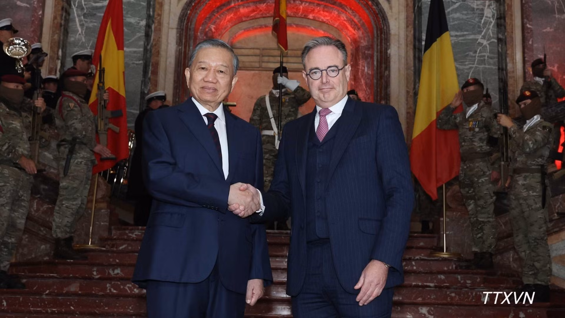 El primer ministro belga, Bart De Wever, recibe al secretario general del PCV y presidente de Vietnam, To Lam. (Foto: Thong Nhat/VNA)