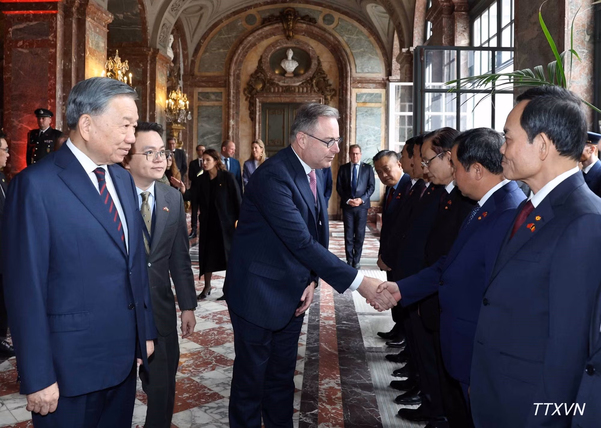 Miembros de la delegación vietnamita de alto nivel en la ceremonia oficial de bienvenida. (Foto: Thong Nhat/VNA)