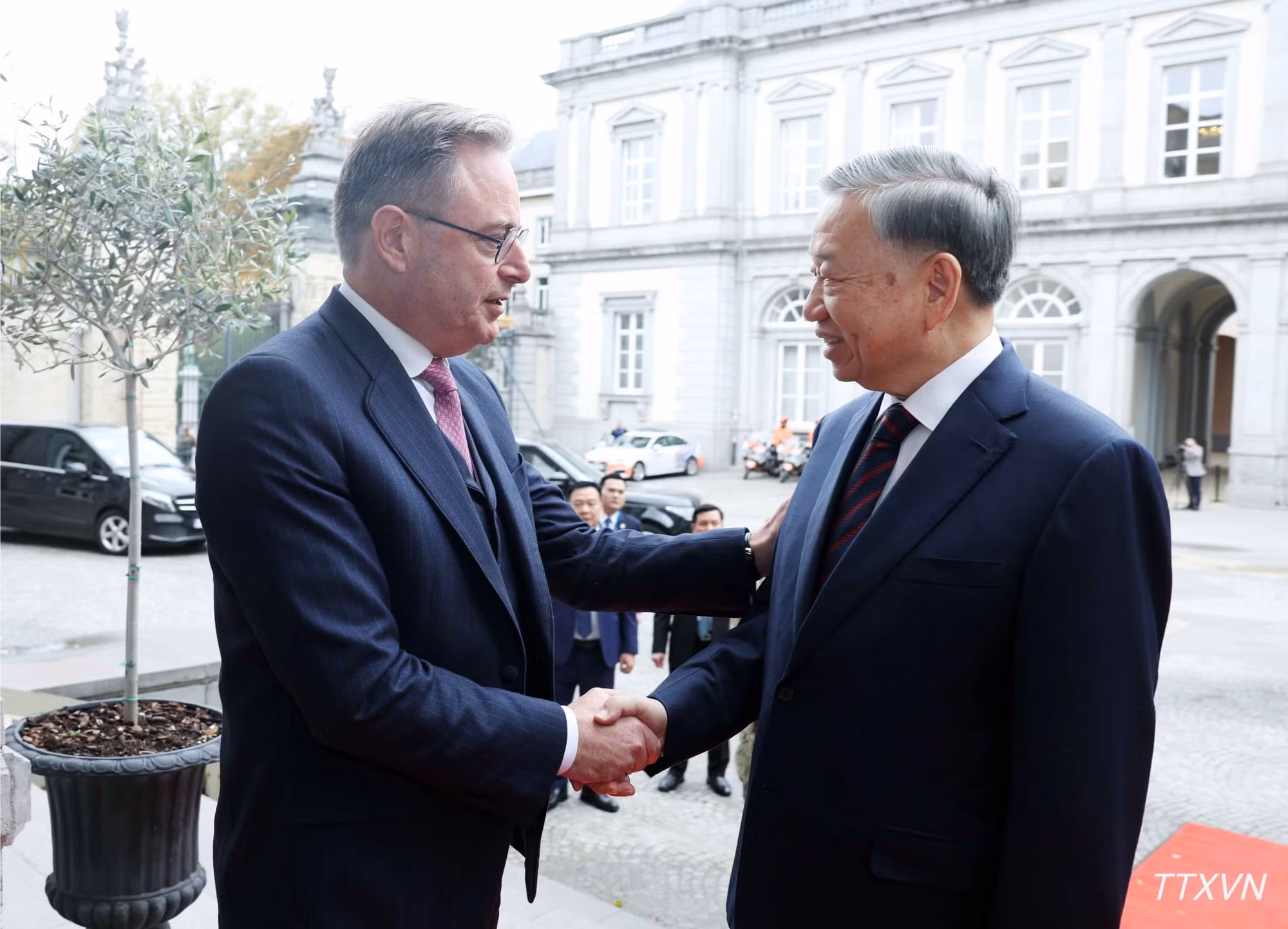El primer ministro belga, Bart De Wever, recibe al secretario general del PCV y presidente de Vietnam, To Lam. (Foto: Thong Nhat/VNA)