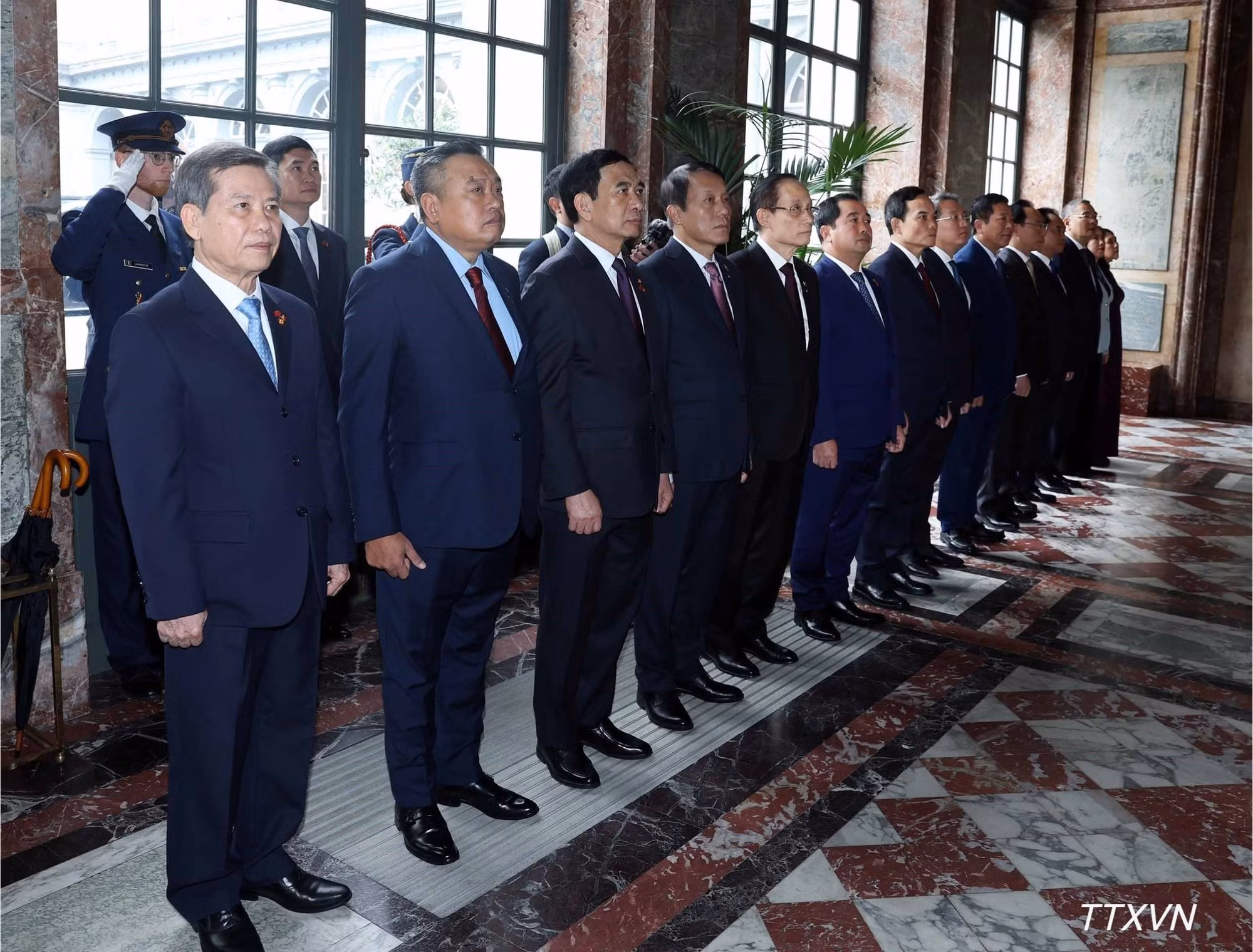 Miembros de la delegación vietnamita de alto nivel en la ceremonia oficial de bienvenida. (Foto: Thong Nhat/VNA)
