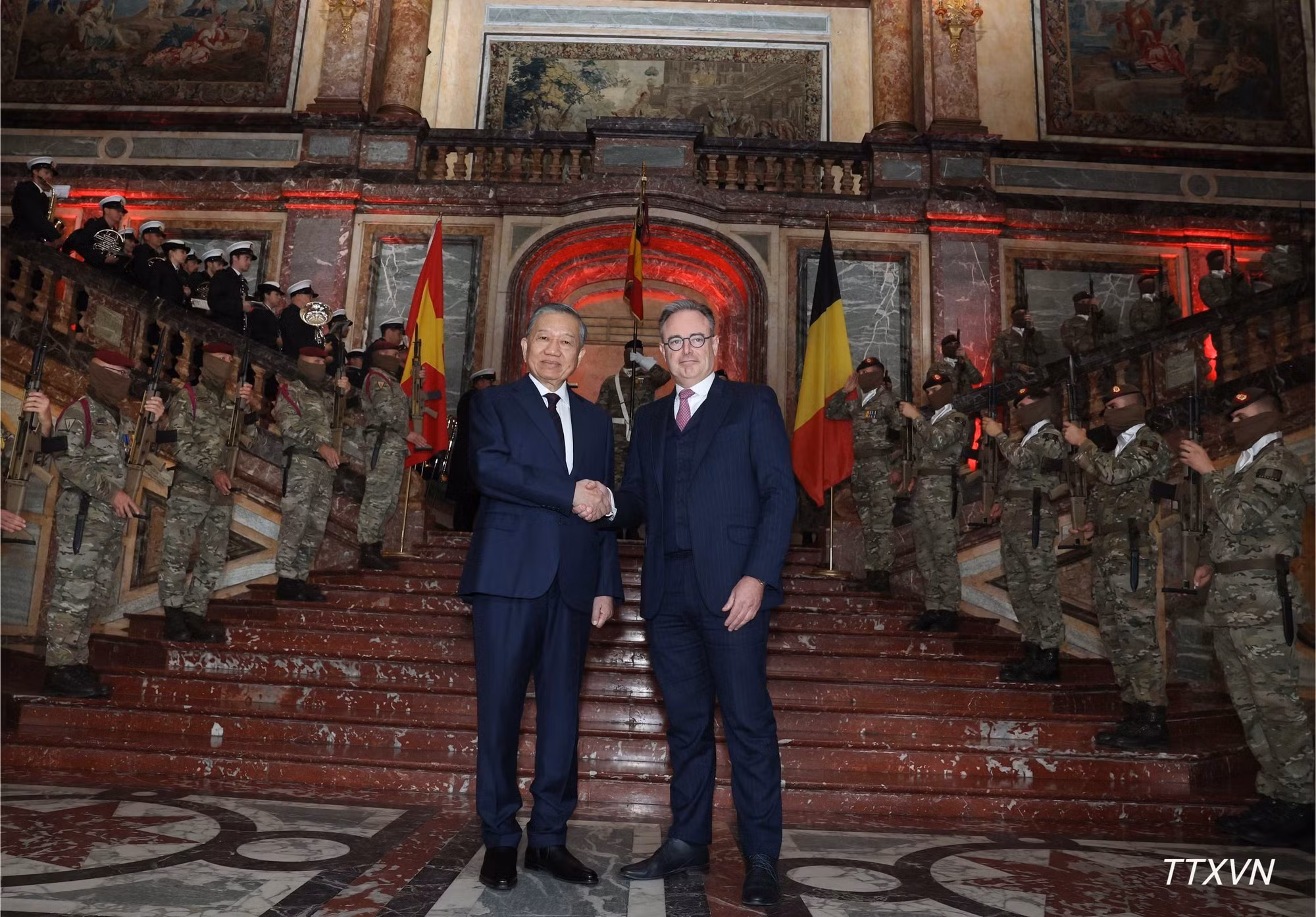 El primer ministro de Bélgica, Bart De Wever, preside la ceremonia oficial de bienvenida al máximo dirigente vietnamita. (Foto: Thong Nhat/VNA)